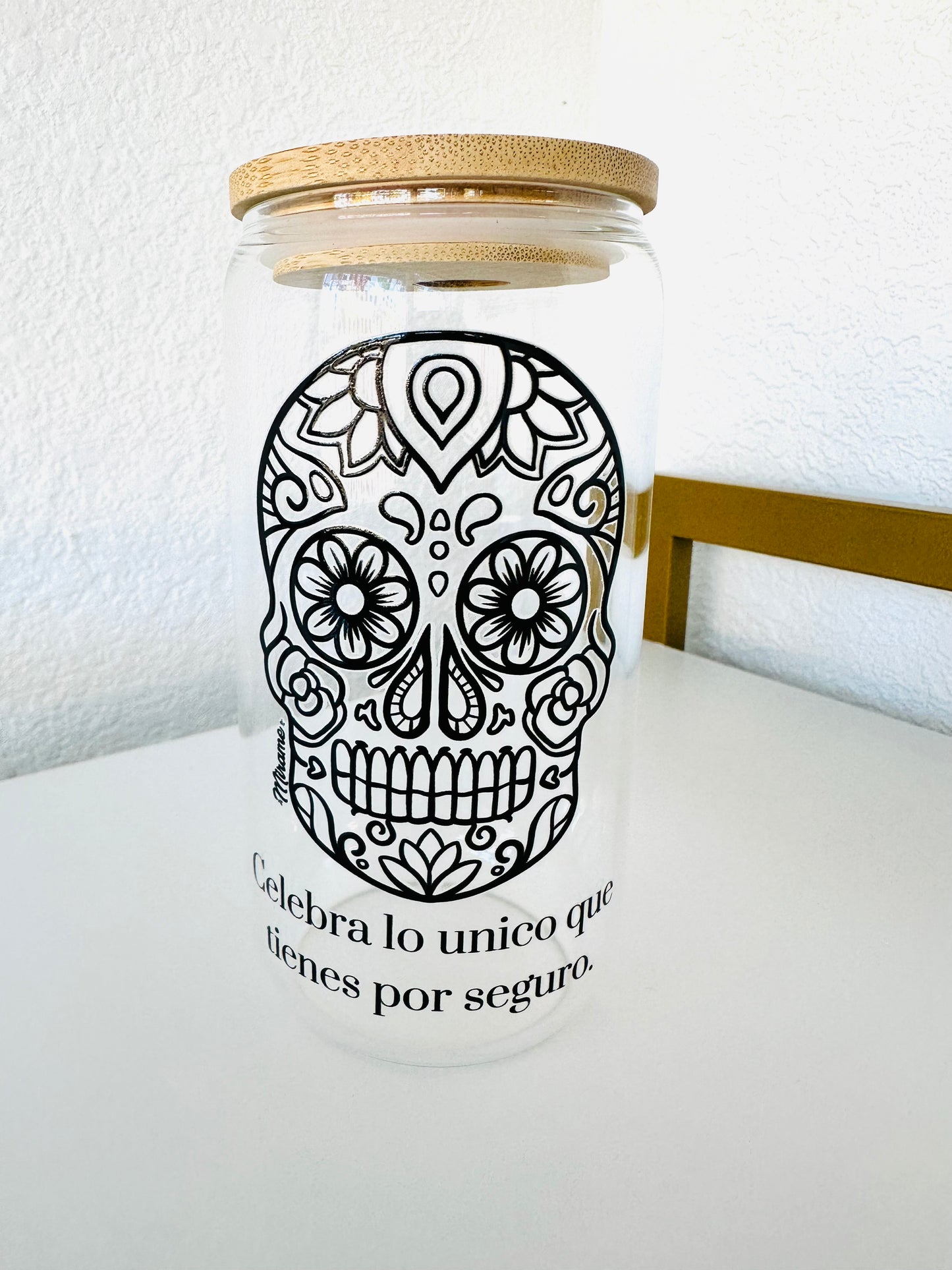Glass cup with lid and "sugar skull design, Celebra lo unico que tienes por seguro" black