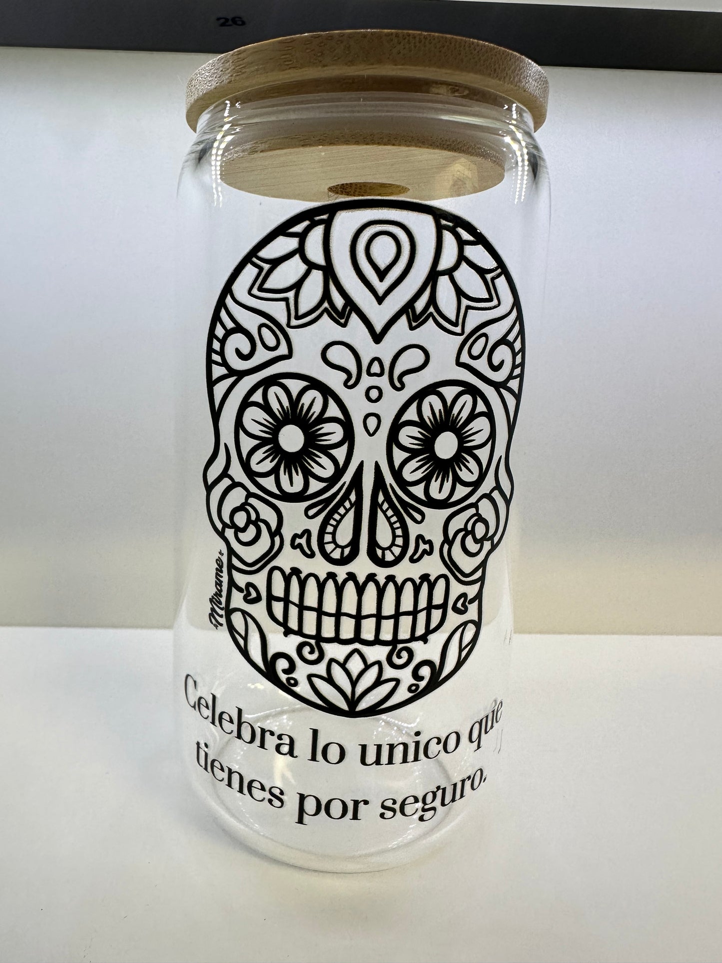 Glass cup with lid and "sugar skull design, Celebra lo unico que tienes por seguro" black