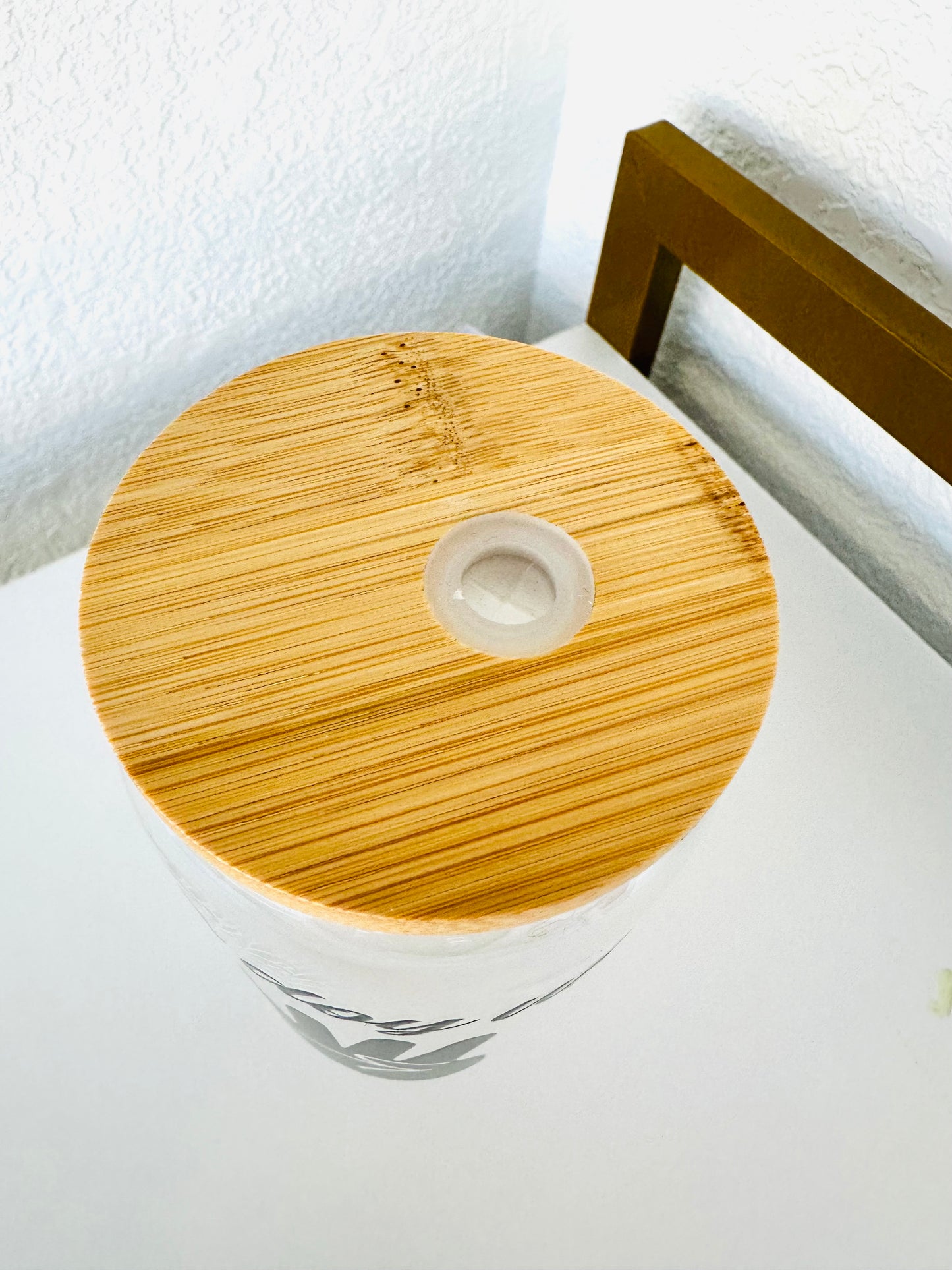 Glass cup with lid and "sugar skull design, Celebra lo unico que tienes por seguro" black