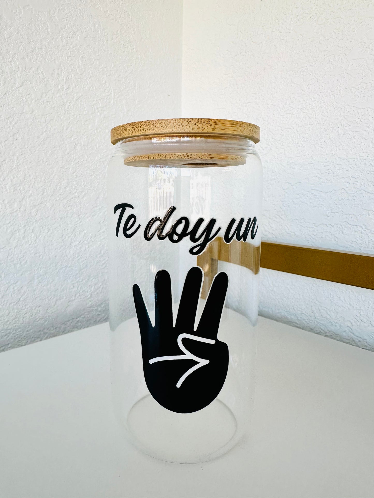 Glass cup with lid and "Te Doy Un 4 design"