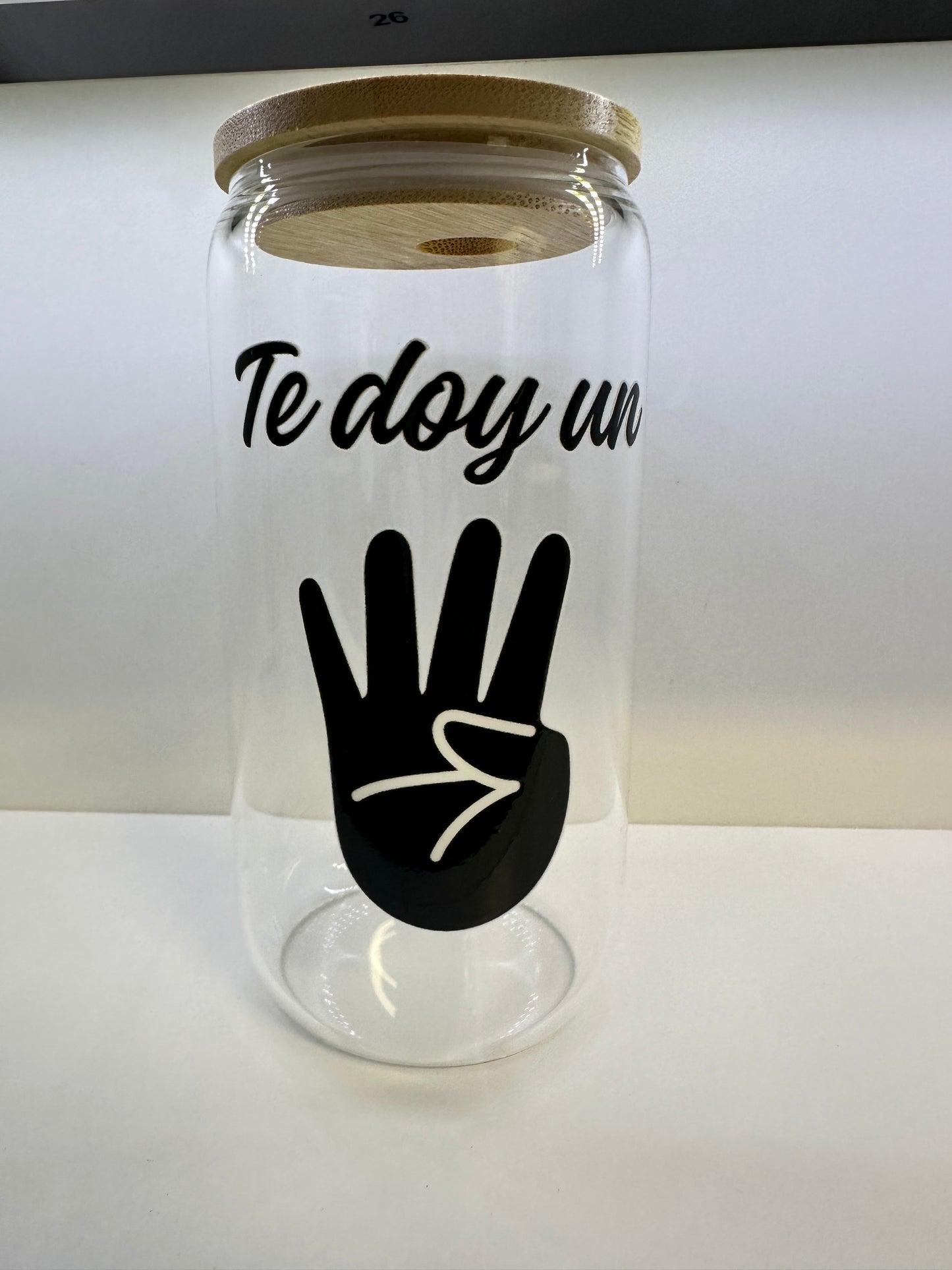 Glass cup with lid and "Te Doy Un 4 design"