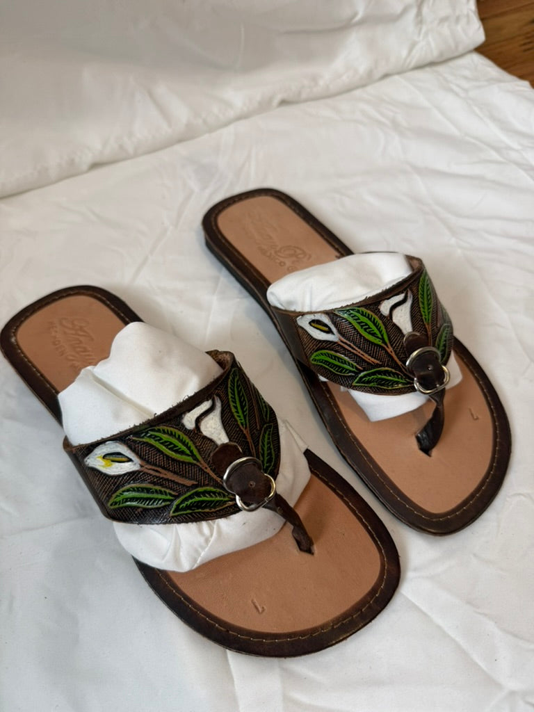 Anay Pe Hand-Tooled Calla Lily Genuine Leather Thong Sandals — Women's Size 7 — Hecho en México - Descendencia Latina