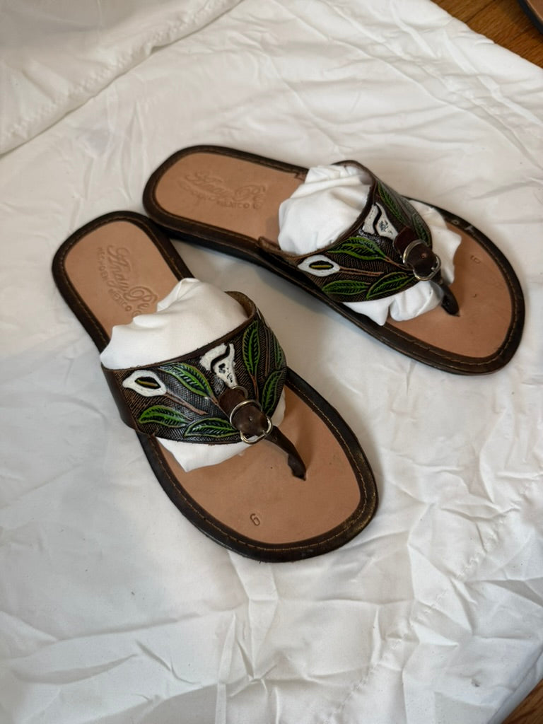 Anay Pe Hand-Tooled Calla Lily Genuine Leather Thong Sandals — Women's Size 7 — Hecho en México - Descendencia Latina