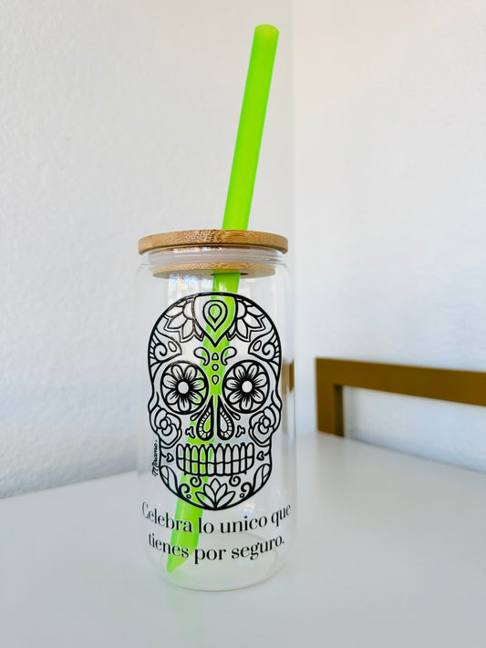 Glass cup with lid and "sugar skull design, Celebra lo unico que tienes por seguro" black