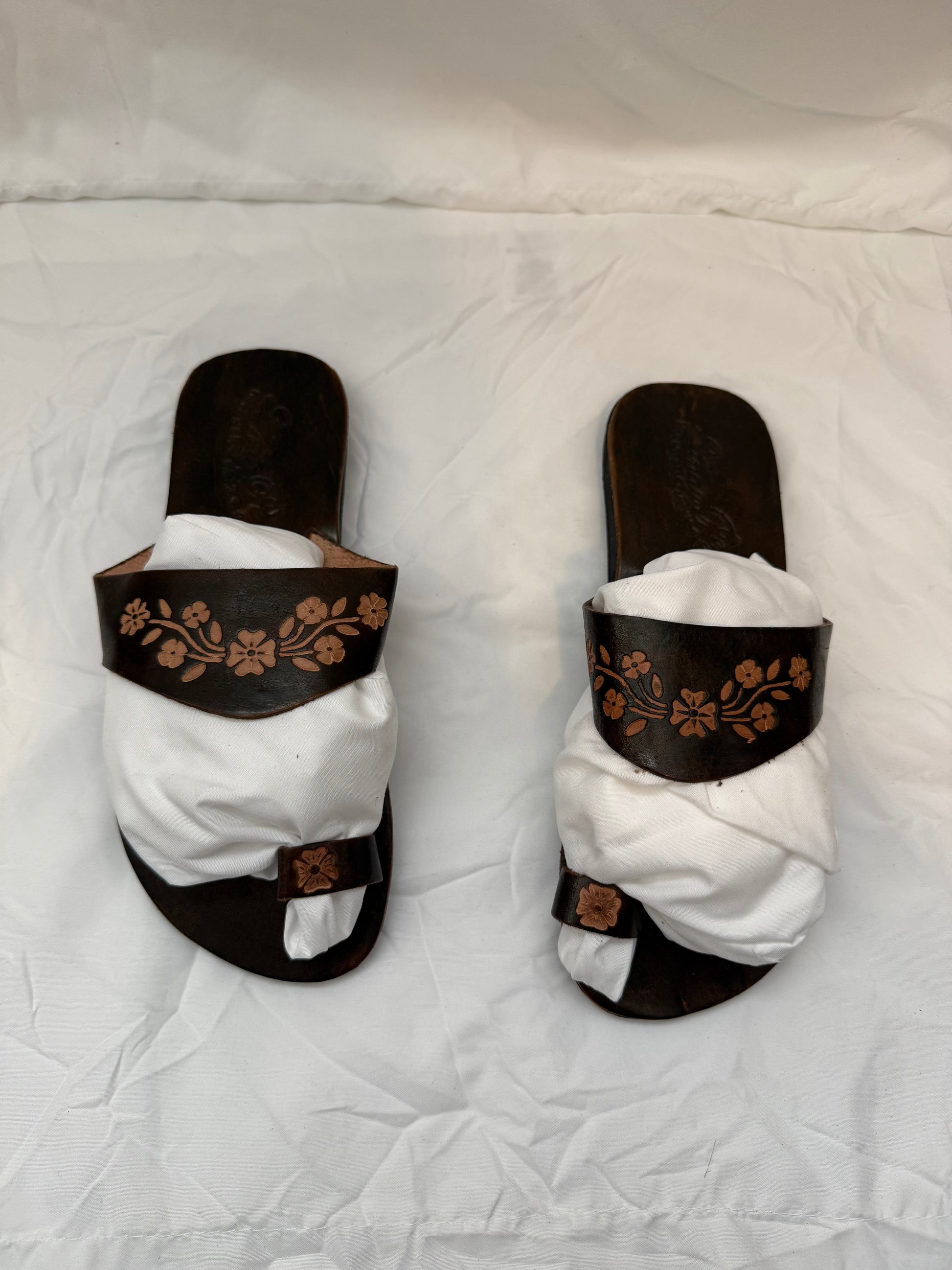 Anay Pe Hand-Tooled Floral Genuine Leather Toe-Ring Sandals — Women's Size 8 — Hecho en Guanajuato, México - Descendencia Latina