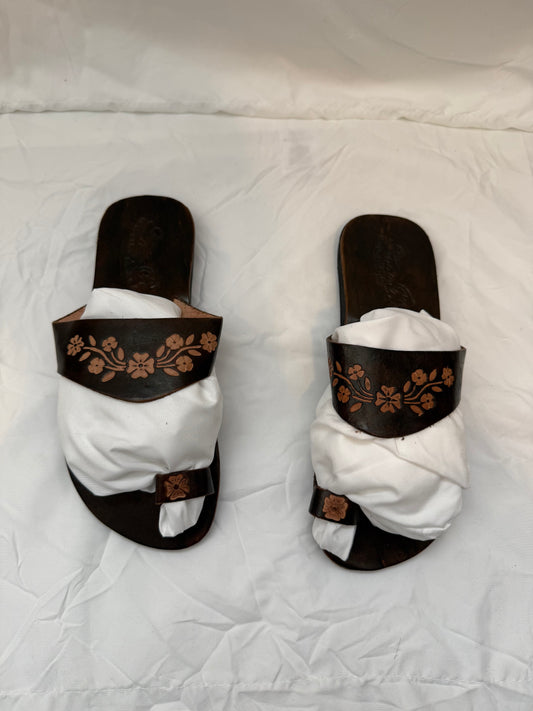 Anay Pe Hand-Tooled Floral Genuine Leather Toe-Ring Sandals — Women's Size 8 — Hecho en Guanajuato, México - Descendencia Latina