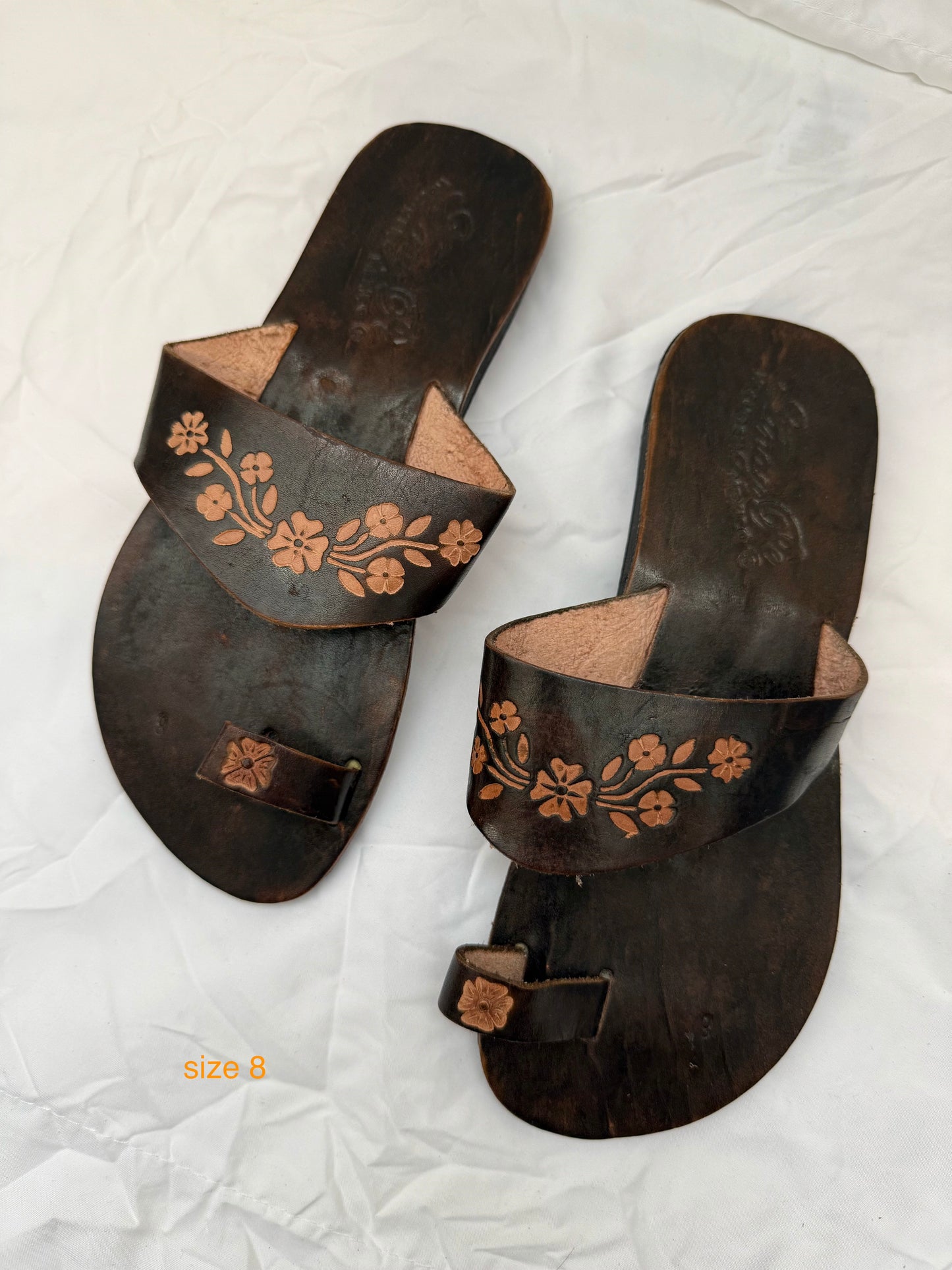 Anay Pe Hand-Tooled Floral Vine Genuine Leather Toe-Ring Sandals — Women's Size 5 — Hecho en México - Descendencia Latina