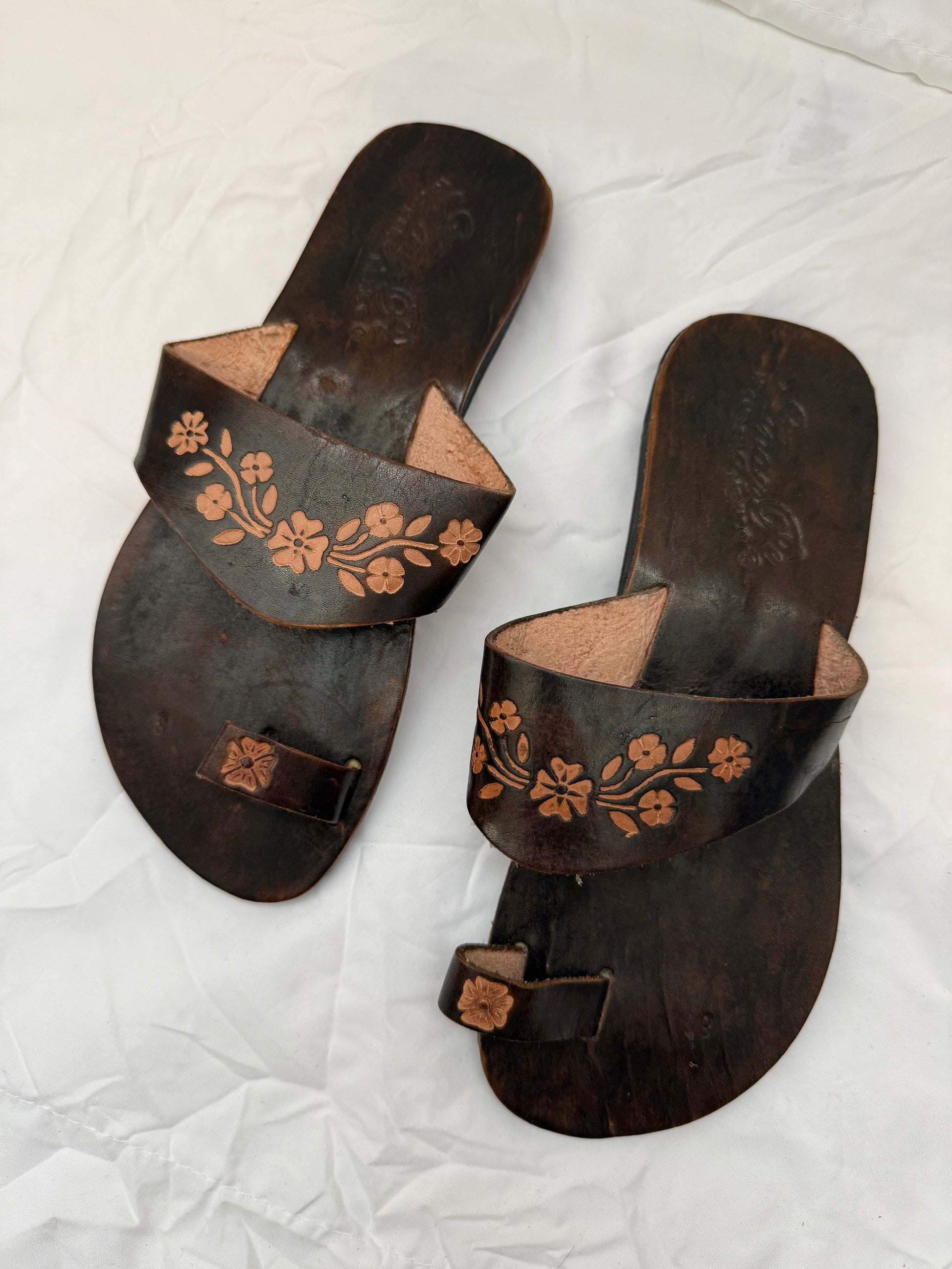 Anay Pe Hand-Tooled Floral Genuine Leather Toe-Ring Sandals — Women's Size 8 — Hecho en Guanajuato, México - Descendencia Latina