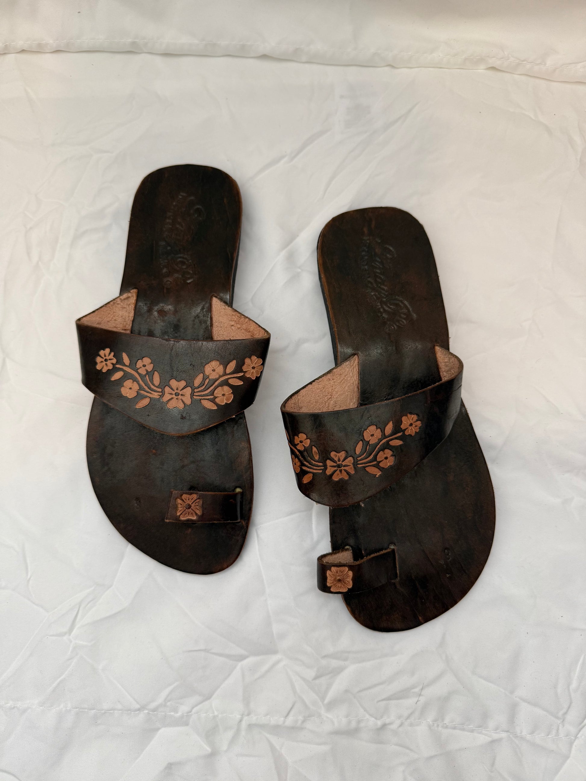 Anay Pe Hand-Tooled Floral Genuine Leather Toe-Ring Sandals — Women's Size 8 — Hecho en Guanajuato, México - Descendencia Latina
