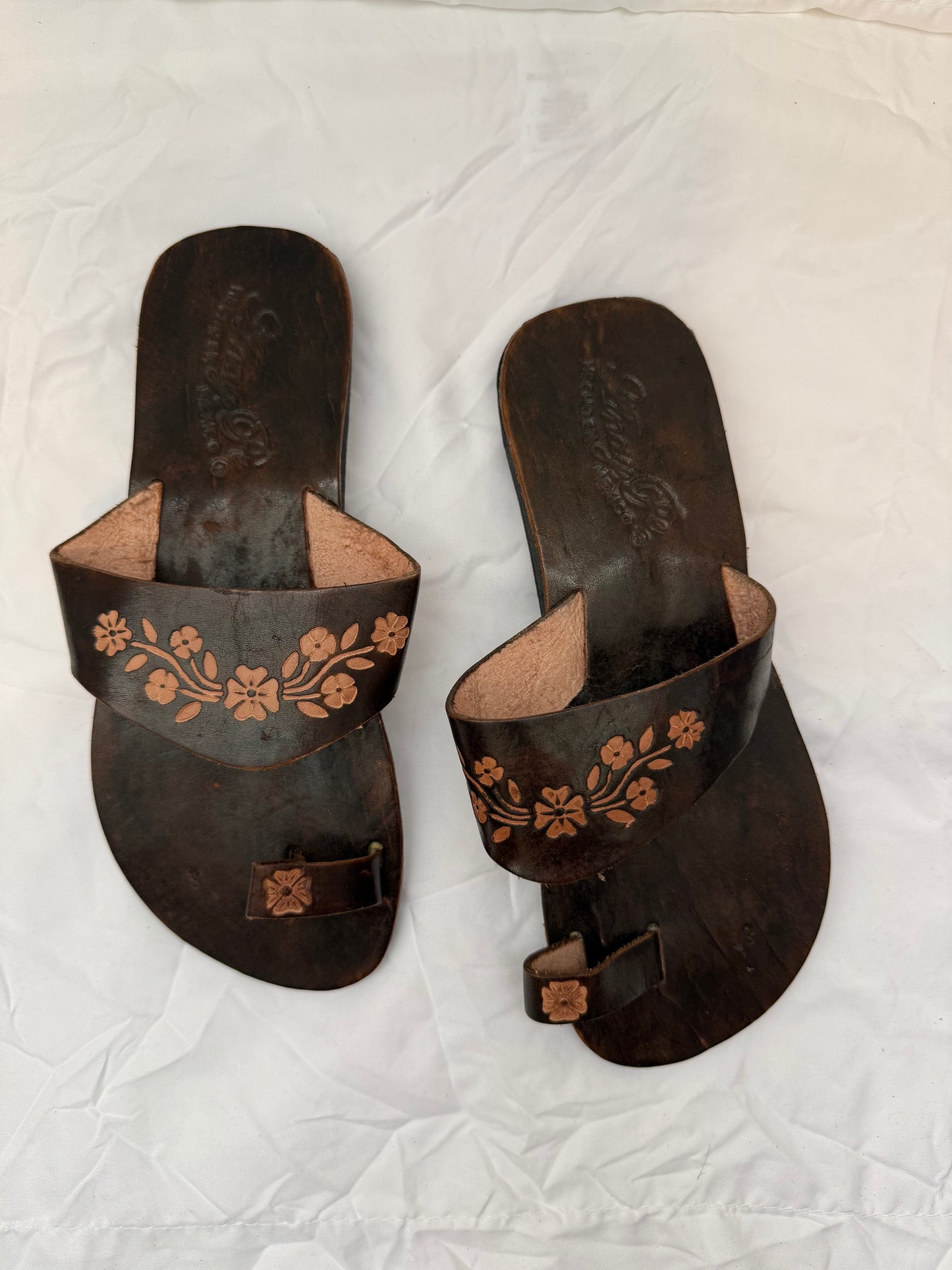 Anay Pe Hand-Tooled Floral Genuine Leather Toe-Ring Sandals — Women's Size 8 — Hecho en Guanajuato, México - Descendencia Latina