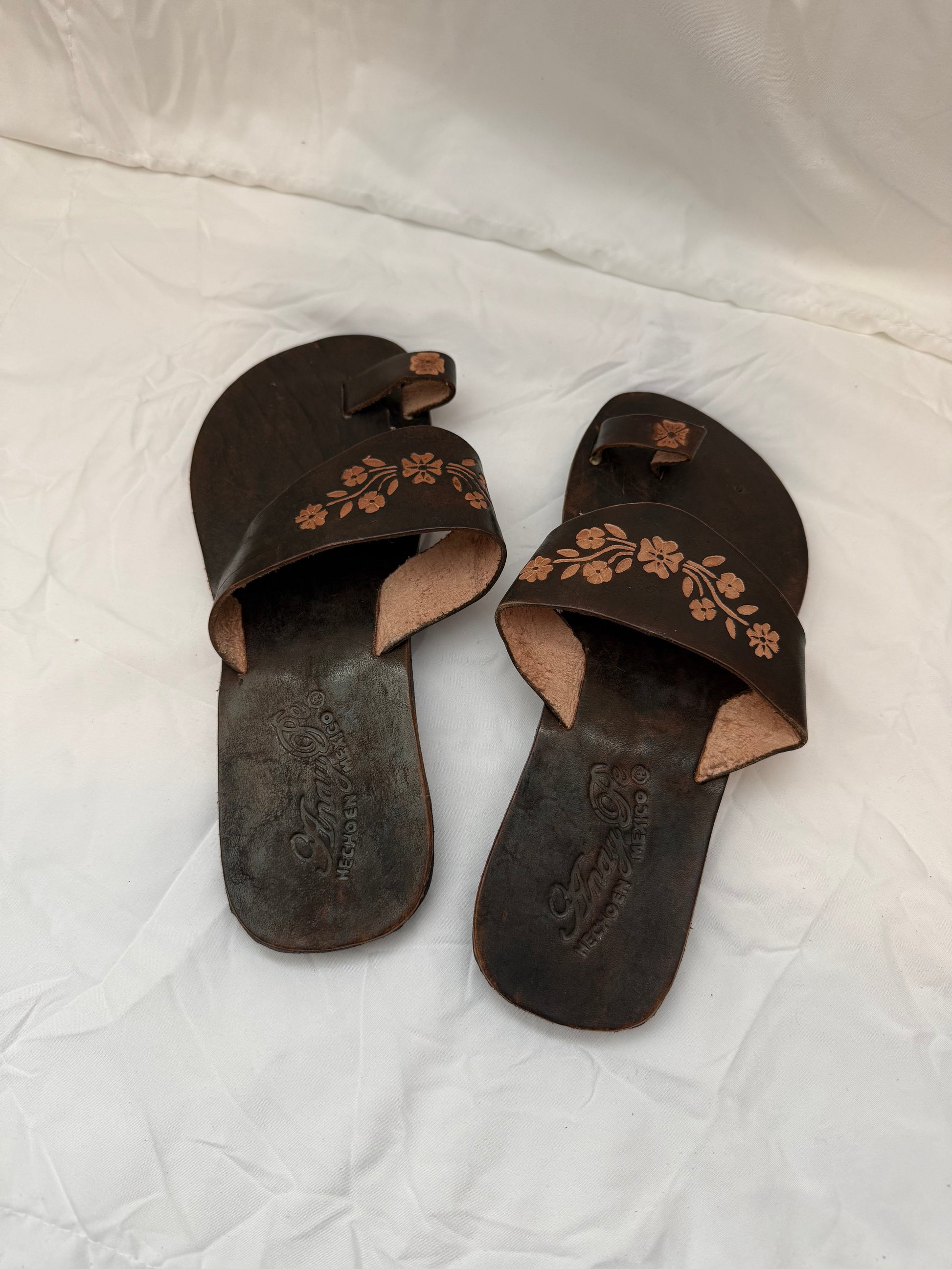 Anay Pe Hand-Tooled Floral Genuine Leather Toe-Ring Sandals — Women's Size 8 — Hecho en Guanajuato, México - Descendencia Latina