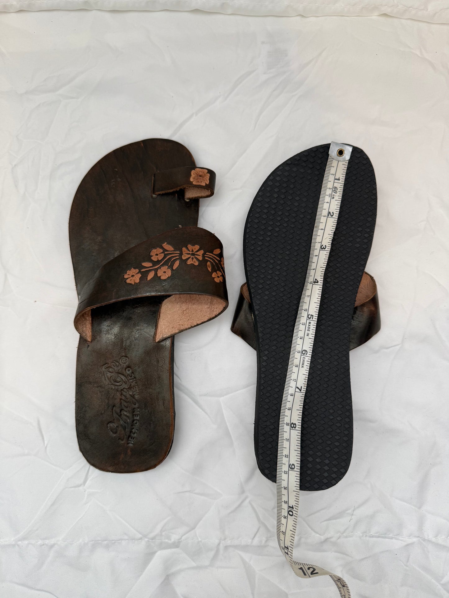 Anay Pe Hand-Tooled Floral Genuine Leather Toe-Ring Sandals — Women's Size 8 — Hecho en Guanajuato, México - Descendencia Latina