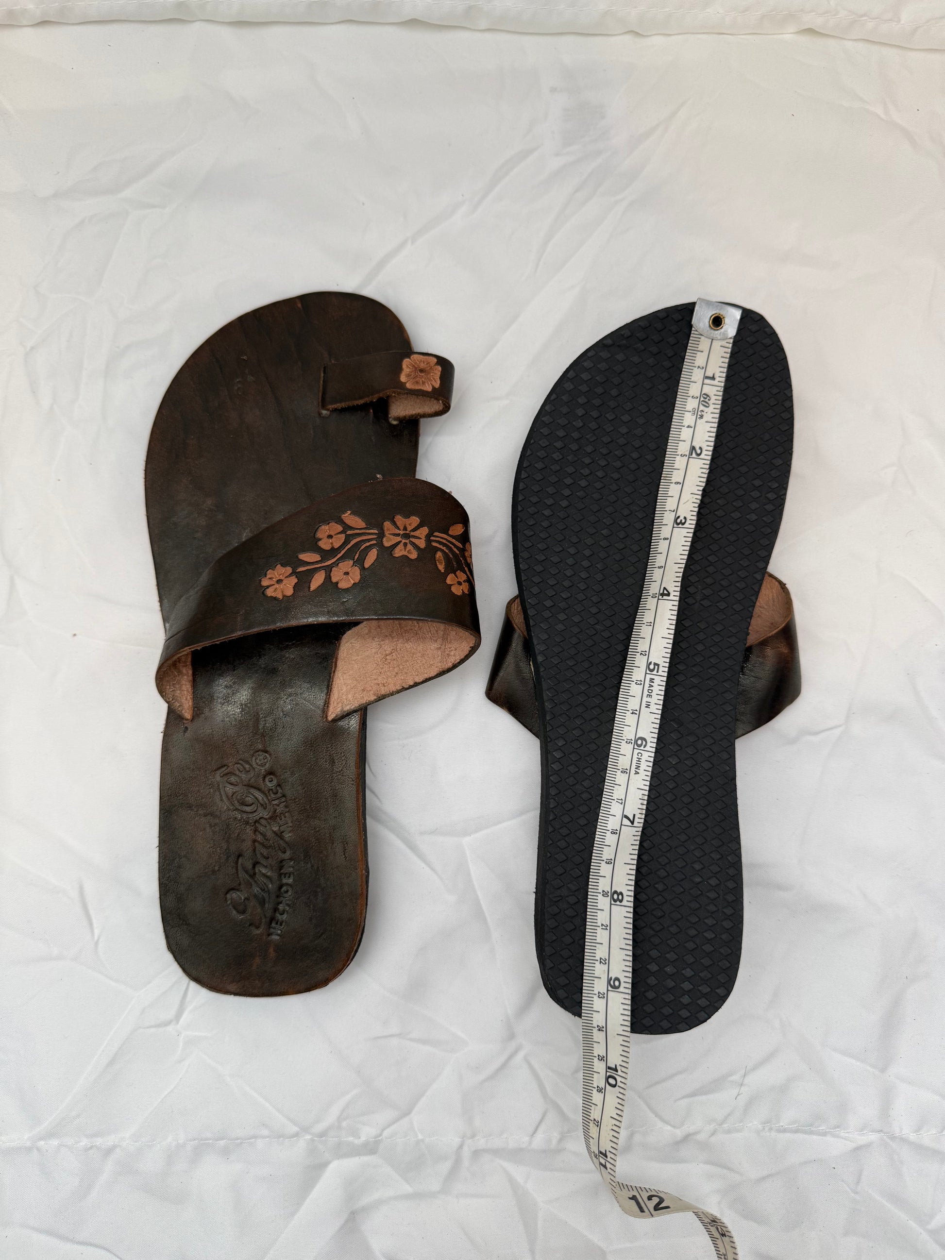 Anay Pe Hand-Tooled Floral Genuine Leather Toe-Ring Sandals — Women's Size 8 — Hecho en Guanajuato, México - Descendencia Latina