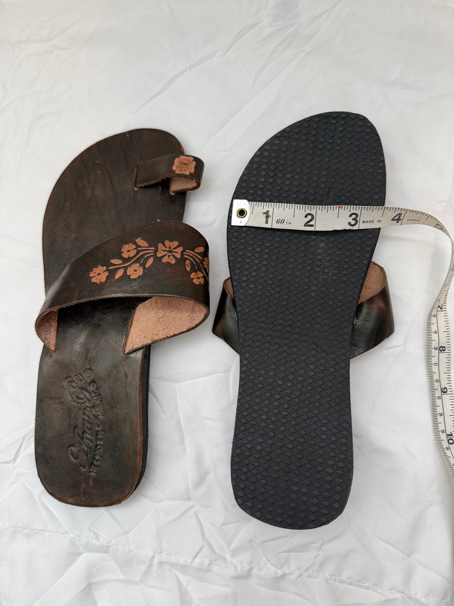 Anay Pe Hand-Tooled Floral Genuine Leather Toe-Ring Sandals — Women's Size 8 — Hecho en Guanajuato, México - Descendencia Latina