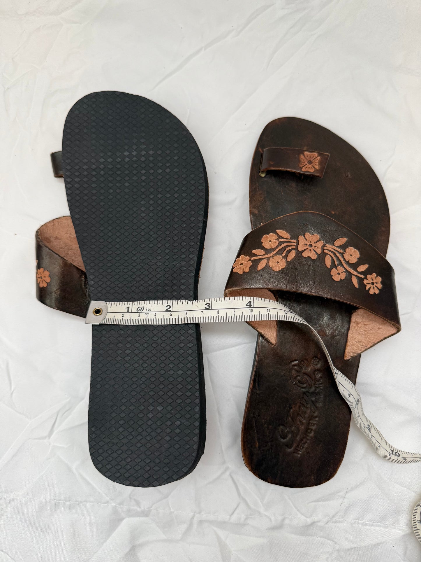 Anay Pe Hand-Tooled Floral Genuine Leather Toe-Ring Sandals — Women's Size 8 — Hecho en Guanajuato, México - Descendencia Latina