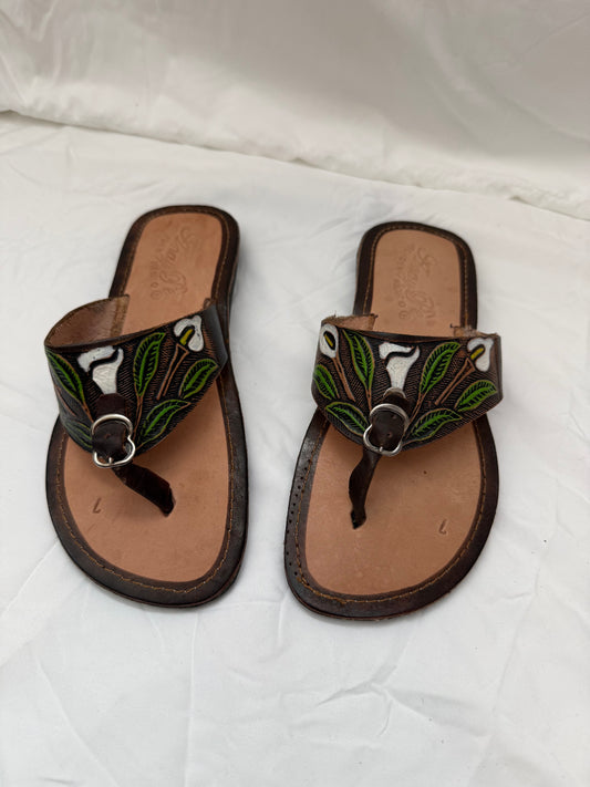 Anay Pe Hand-Tooled Calla Lily Genuine Leather Thong Sandals — Women's Size 7 — Hecho en México - Descendencia Latina