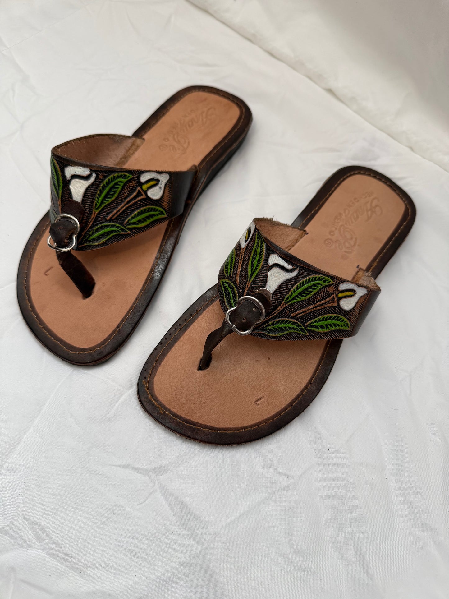Anay Pe Hand-Tooled Calla Lily Genuine Leather Thong Sandals — Women's Size 7 — Hecho en México - Descendencia Latina