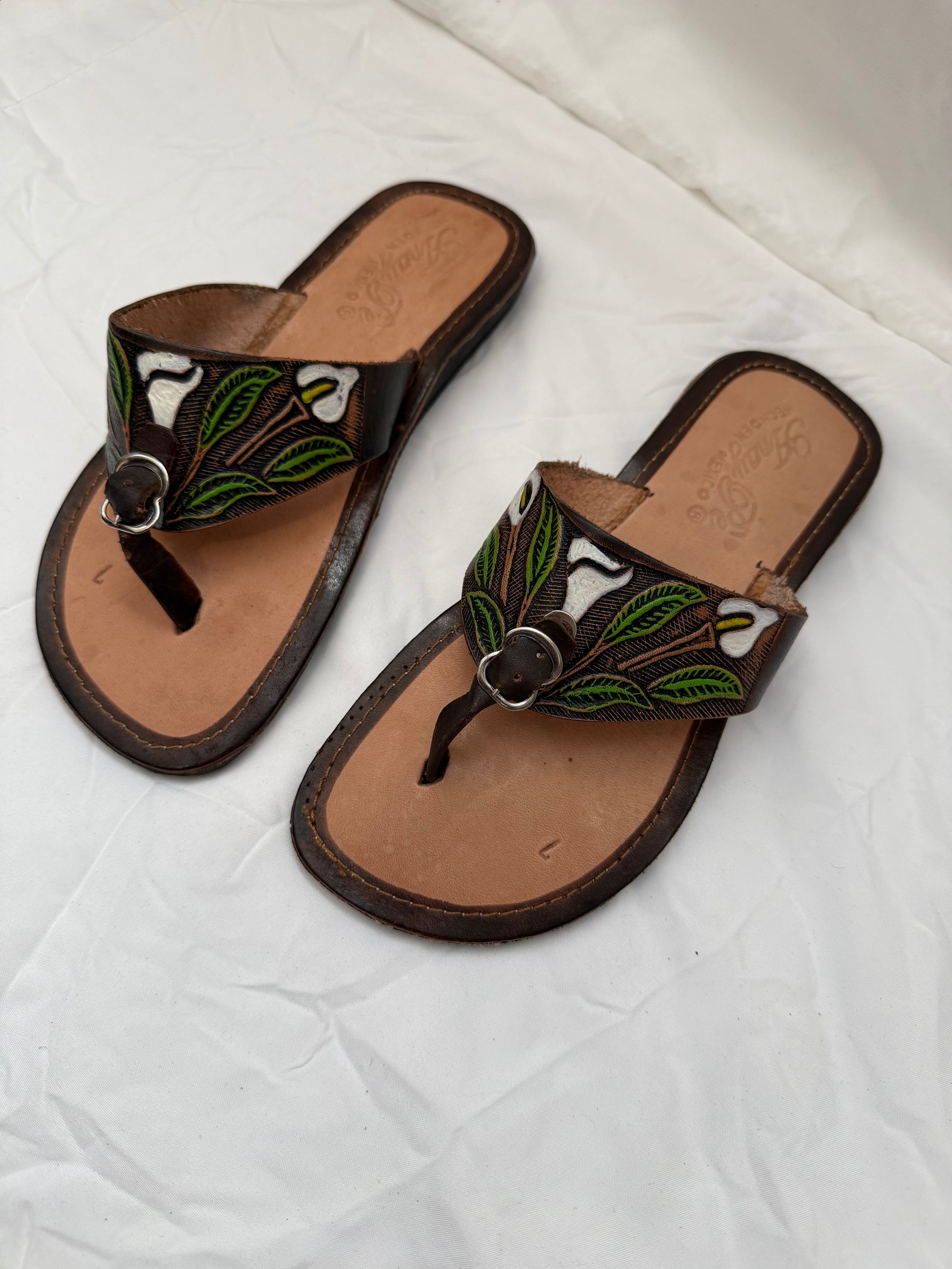 Anay Pe Hand-Tooled Calla Lily Genuine Leather Thong Sandals — Women's Size 7 — Hecho en México - Descendencia Latina