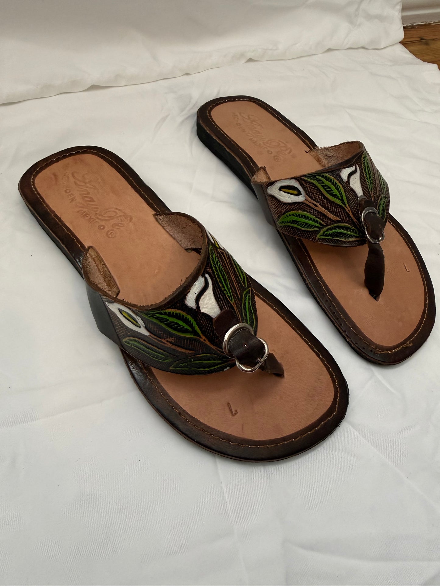 Anay Pe Hand-Tooled Calla Lily Genuine Leather Thong Sandals — Women's Size 7 — Hecho en México - Descendencia Latina