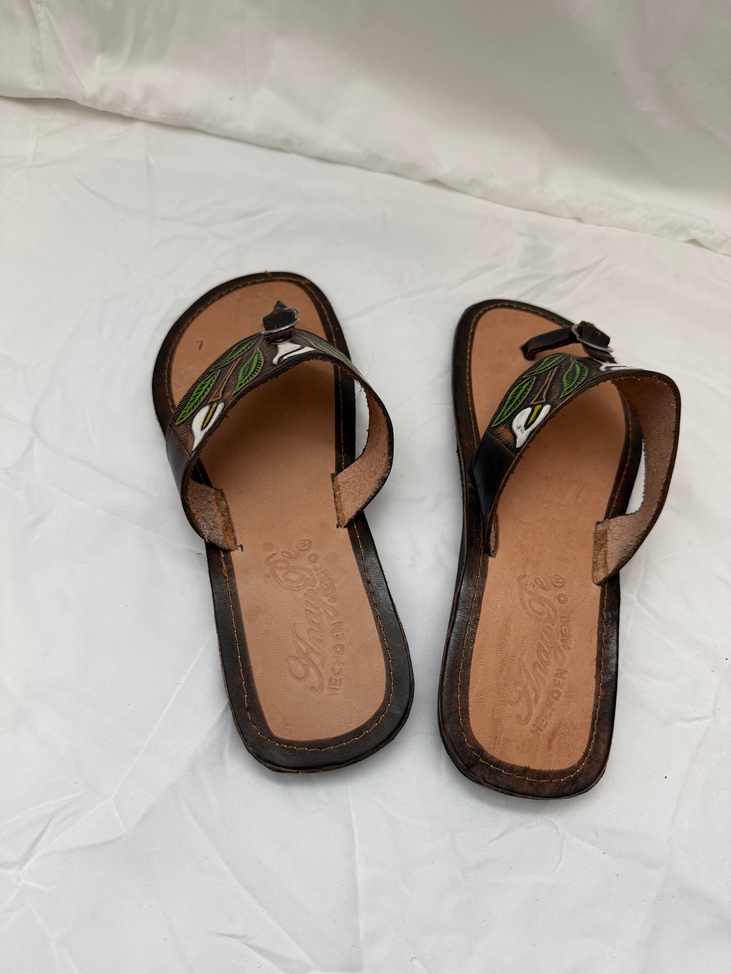 Anay Pe Hand-Tooled Calla Lily Genuine Leather Thong Sandals — Women's Size 7 — Hecho en México - Descendencia Latina