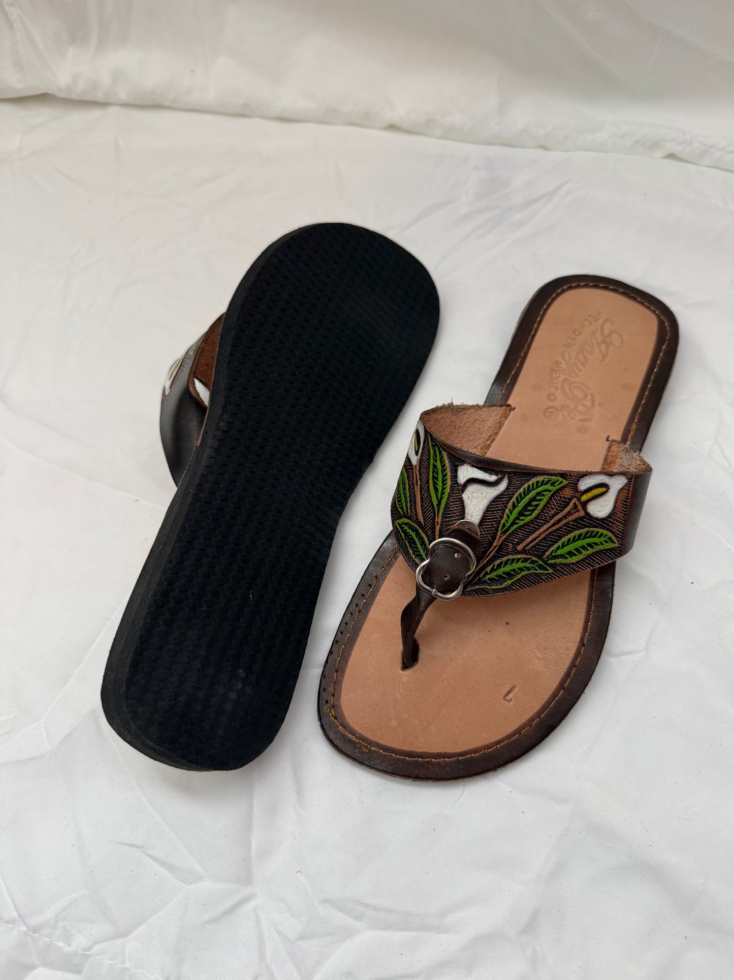 Anay Pe Hand-Tooled Calla Lily Genuine Leather Thong Sandals — Women's Size 7 — Hecho en México - Descendencia Latina