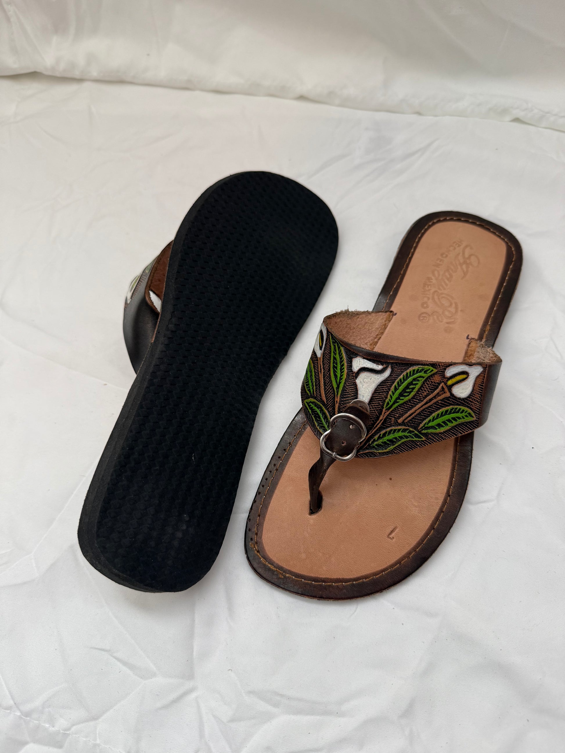 Anay Pe Hand-Tooled Calla Lily Genuine Leather Thong Sandals — Women's Size 7 — Hecho en México - Descendencia Latina