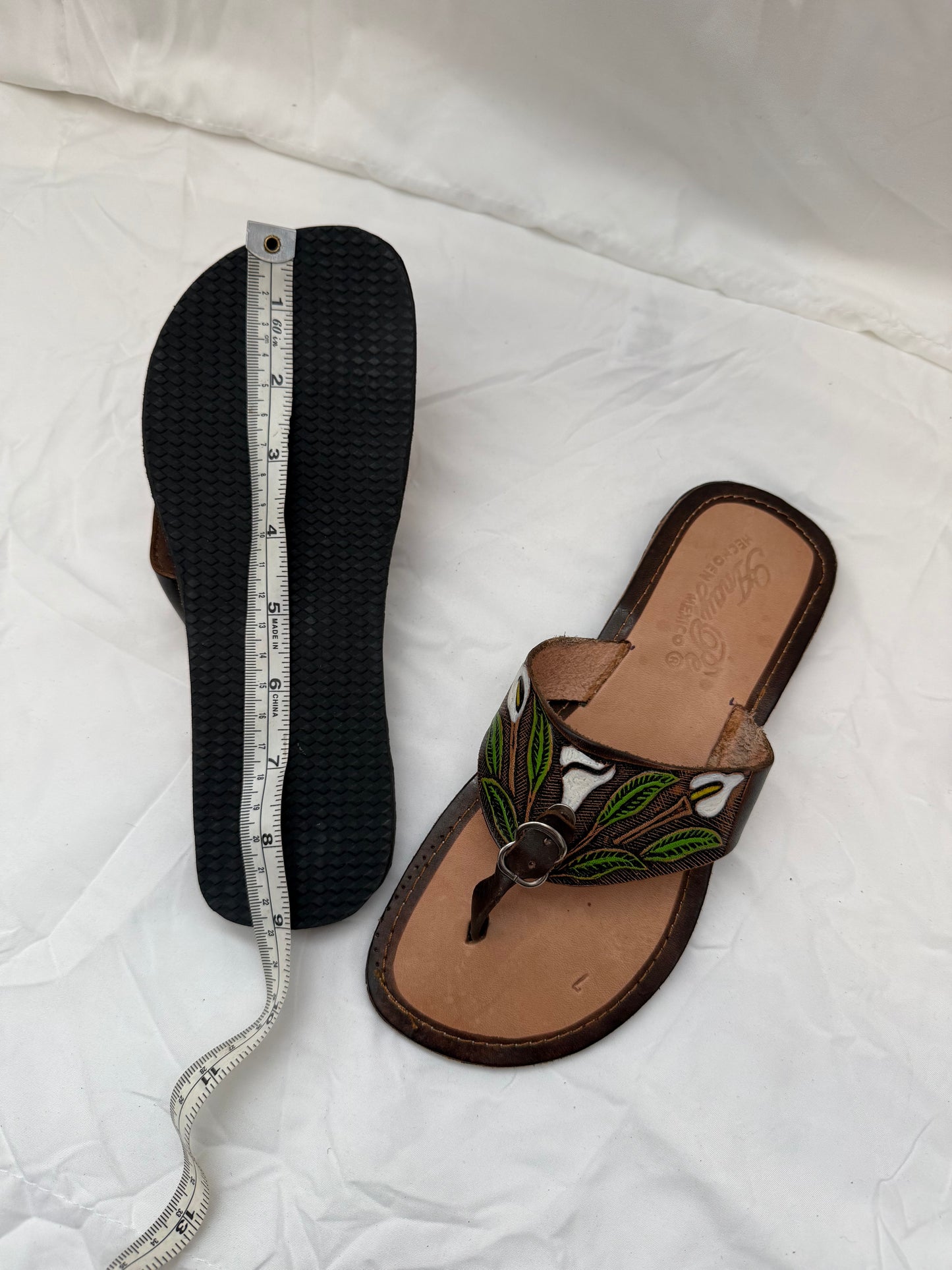 Anay Pe Hand-Tooled Calla Lily Genuine Leather Thong Sandals — Women's Size 7 — Hecho en México - Descendencia Latina