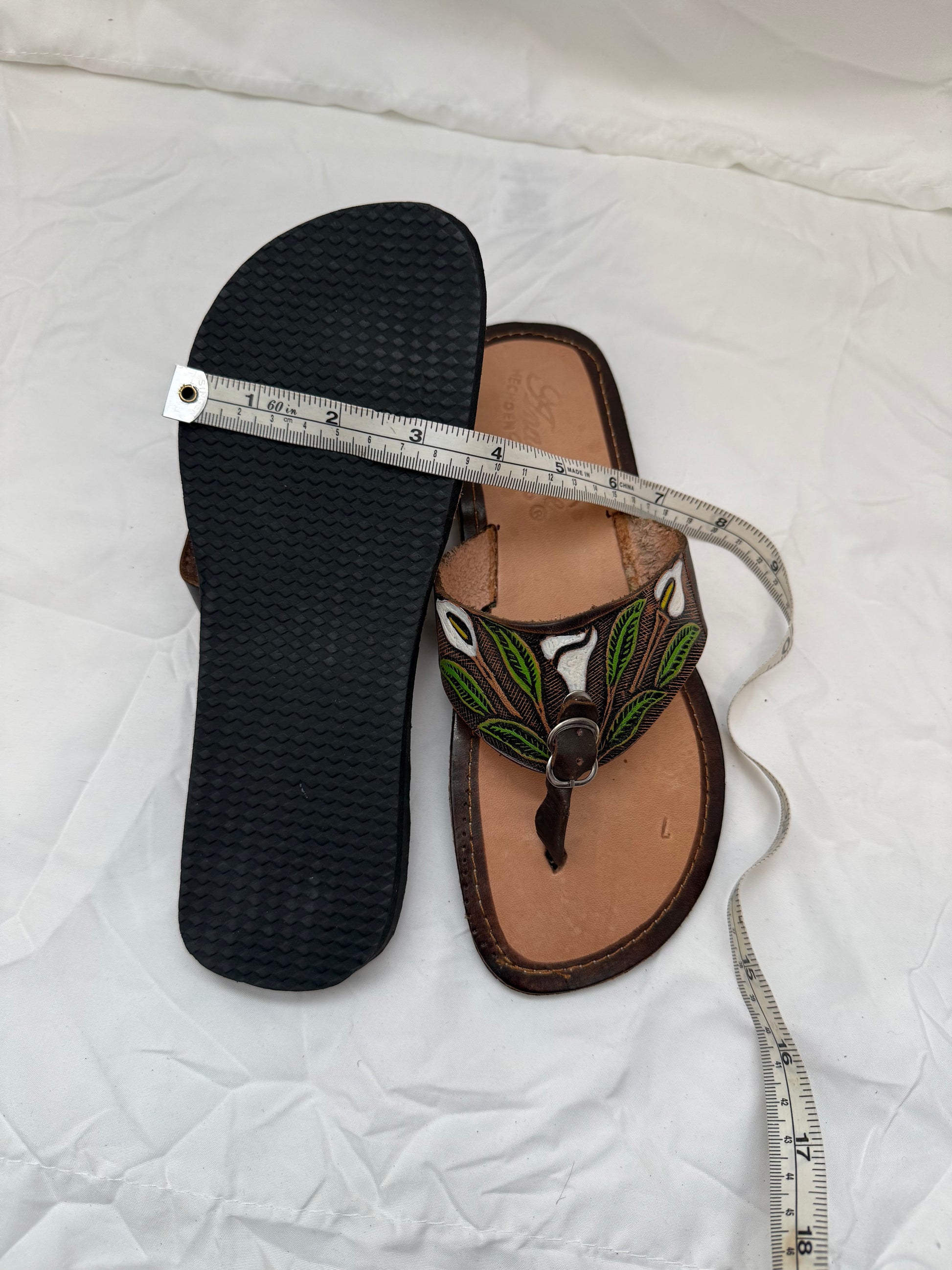 Anay Pe Hand-Tooled Calla Lily Genuine Leather Thong Sandals — Women's Size 7 — Hecho en México - Descendencia Latina