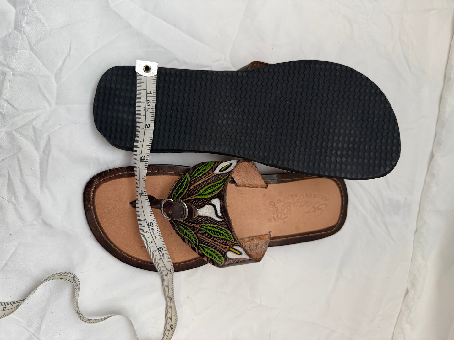 Anay Pe Hand-Tooled Calla Lily Genuine Leather Thong Sandals — Women's Size 7 — Hecho en México - Descendencia Latina