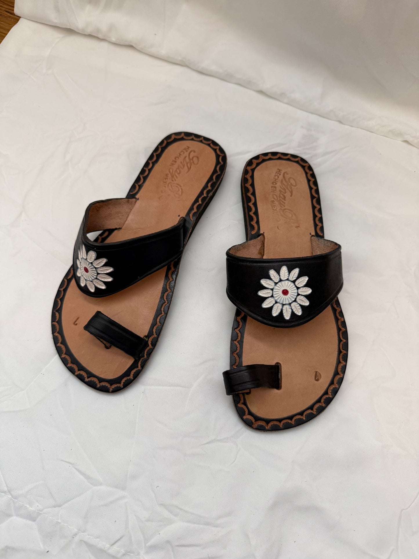 Anay Pe Hand-Tooled Daisy Genuine Leather Toe-Ring Sandals — Black — Women's Size 7 — Hecho en México - Descendencia Latina