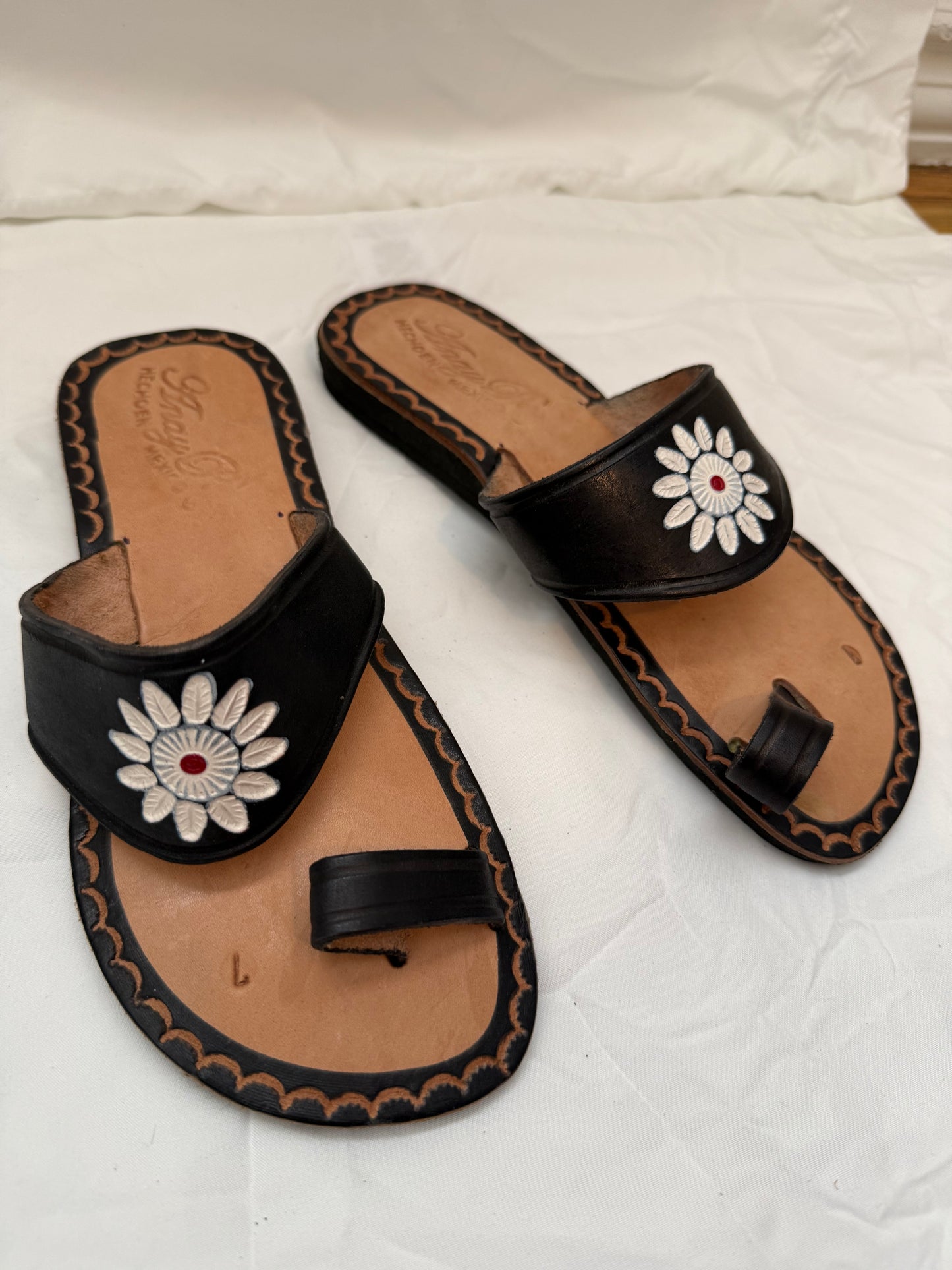 Anay Pe Hand-Tooled Daisy Genuine Leather Toe-Ring Sandals — Black — Women's Size 7 — Hecho en México - Descendencia Latina