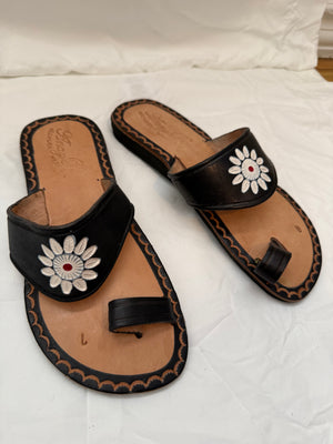 Anay Pe Hand-Tooled Daisy Genuine Leather Toe-Ring Sandals — Black — Women's Size 7 — Hecho en México