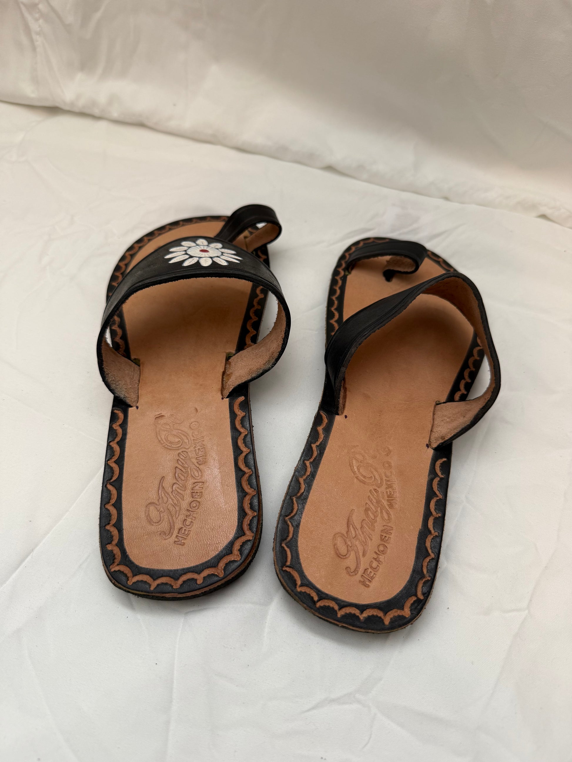 Anay Pe Hand-Tooled Daisy Genuine Leather Toe-Ring Sandals — Black — Women's Size 7 — Hecho en México - Descendencia Latina