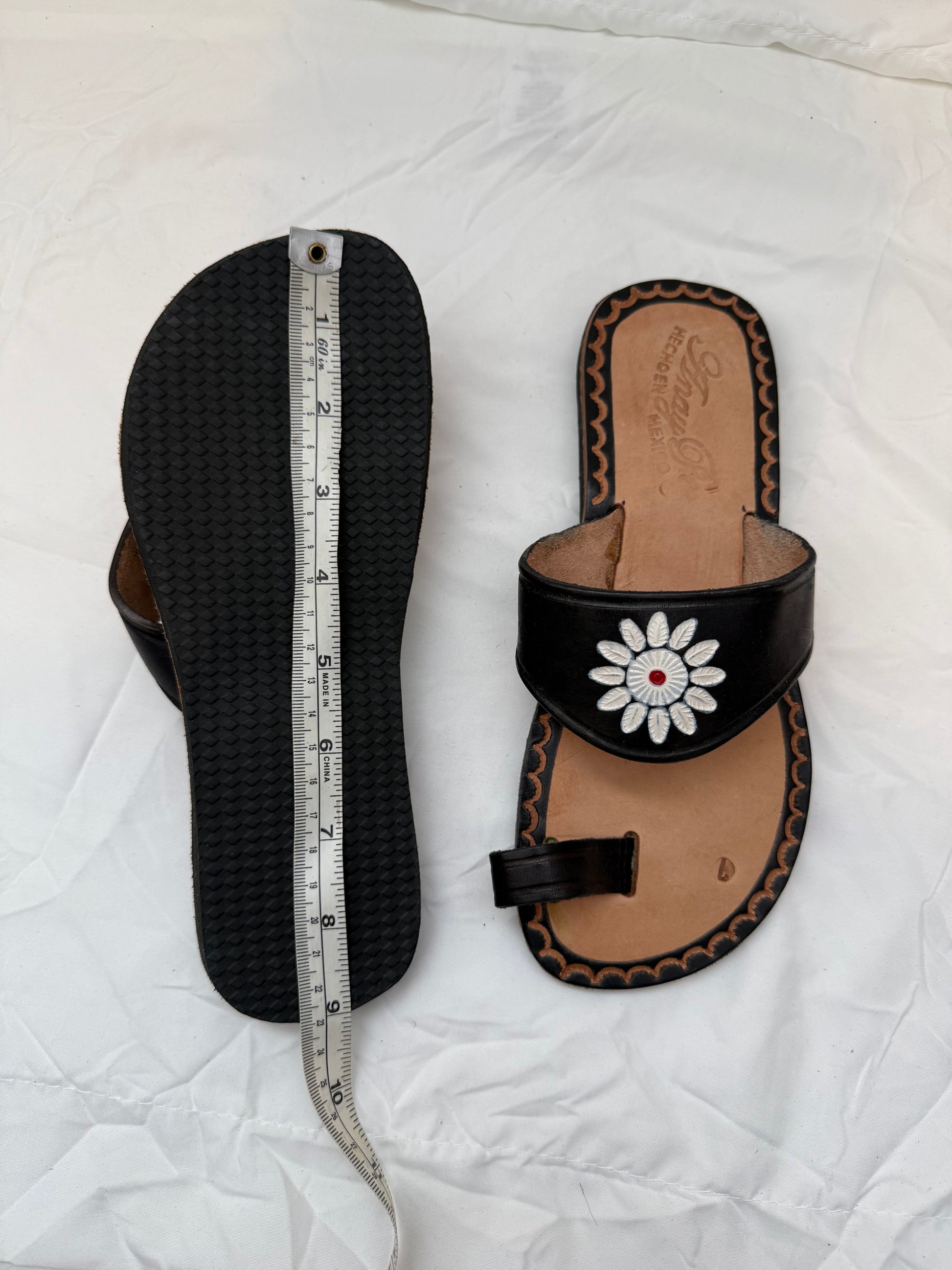 Anay Pe Hand-Tooled Daisy Genuine Leather Toe-Ring Sandals — Black — Women's Size 7 — Hecho en México - Descendencia Latina