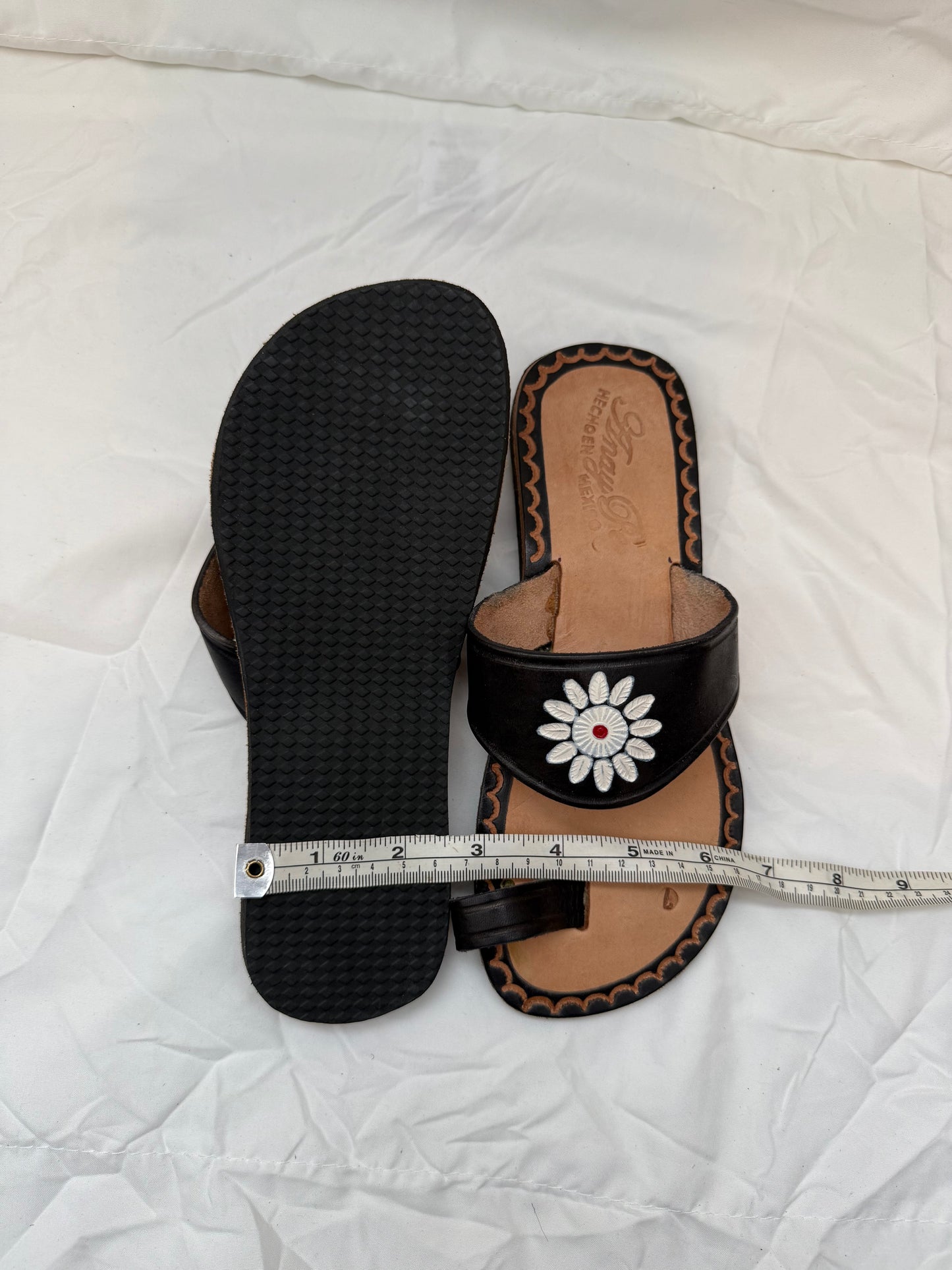 Anay Pe Hand-Tooled Daisy Genuine Leather Toe-Ring Sandals — Black — Women's Size 7 — Hecho en México - Descendencia Latina