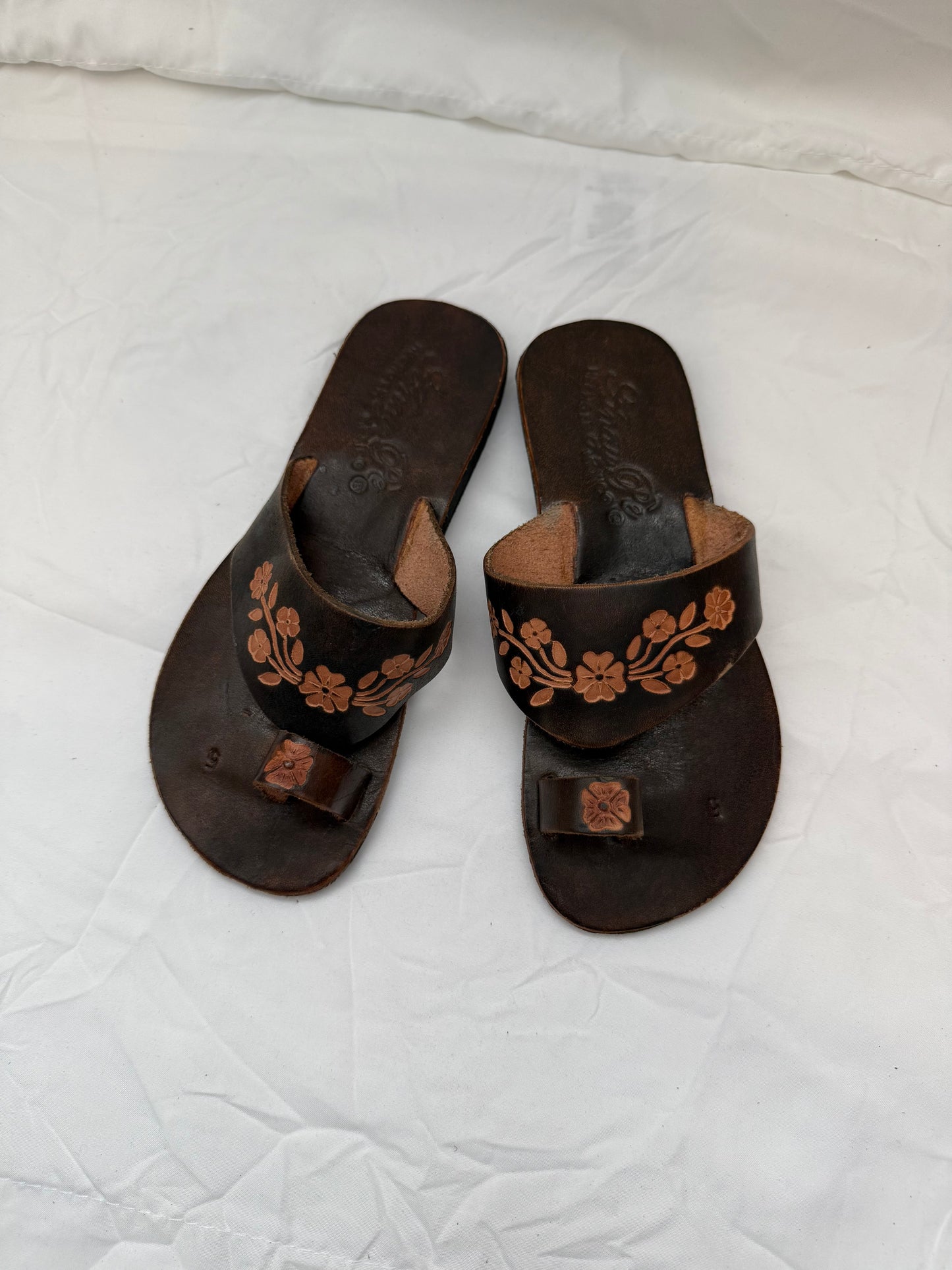 Anay Pe Hand-Tooled Floral Vine Genuine Leather Toe-Ring Sandals — Women's Size 5 — Hecho en México - Descendencia Latina