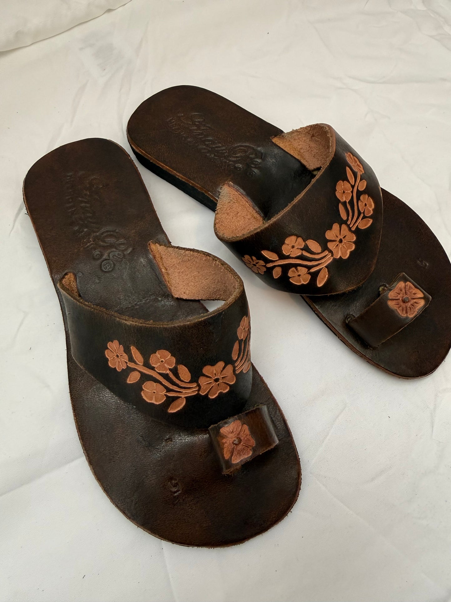 Anay Pe Hand-Tooled Floral Vine Genuine Leather Toe-Ring Sandals — Women's Size 5 — Hecho en México - Descendencia Latina