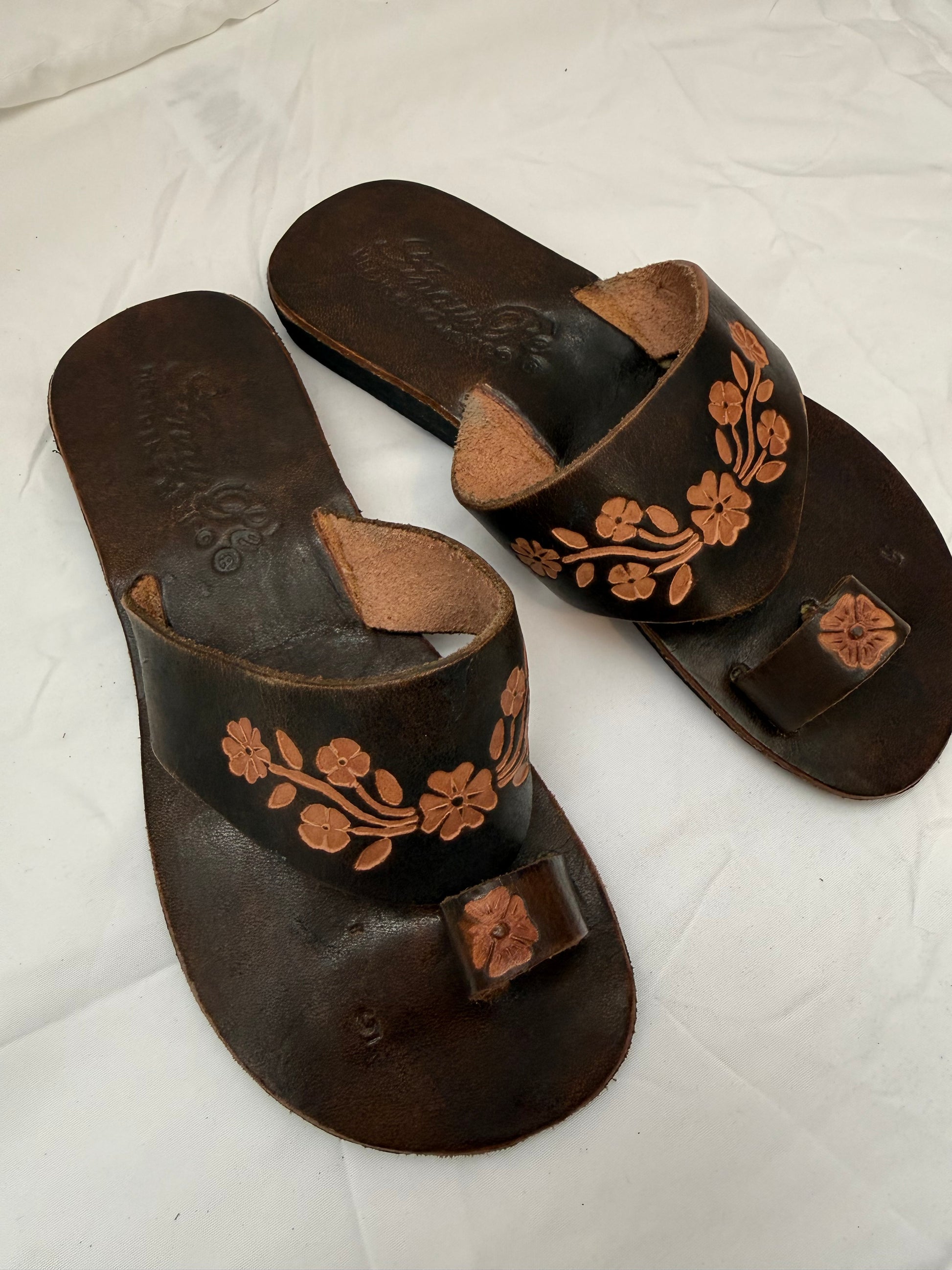 Anay Pe Hand-Tooled Floral Vine Genuine Leather Toe-Ring Sandals — Women's Size 5 — Hecho en México - Descendencia Latina