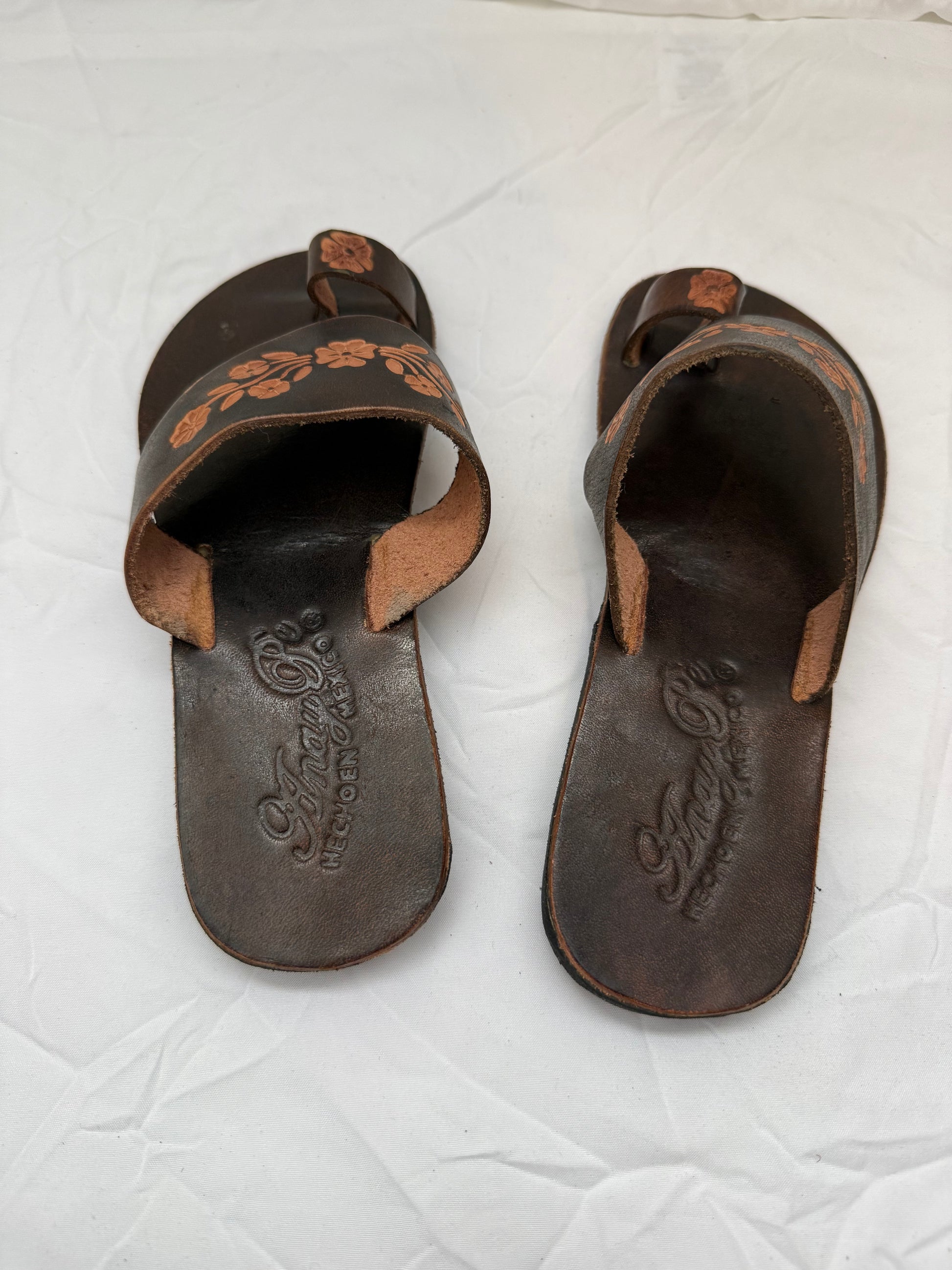 Anay Pe Hand-Tooled Floral Vine Genuine Leather Toe-Ring Sandals — Women's Size 5 — Hecho en México - Descendencia Latina