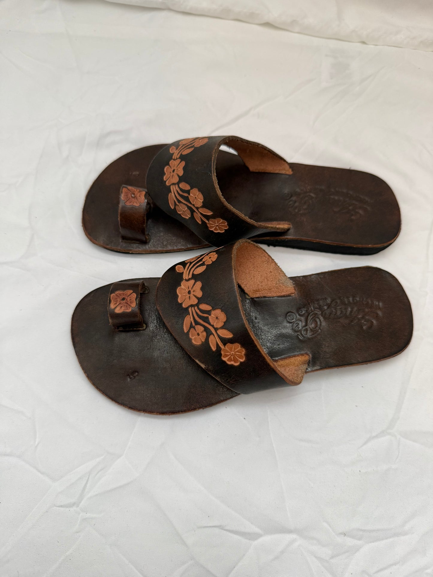 Anay Pe Hand-Tooled Floral Vine Genuine Leather Toe-Ring Sandals — Women's Size 5 — Hecho en México - Descendencia Latina