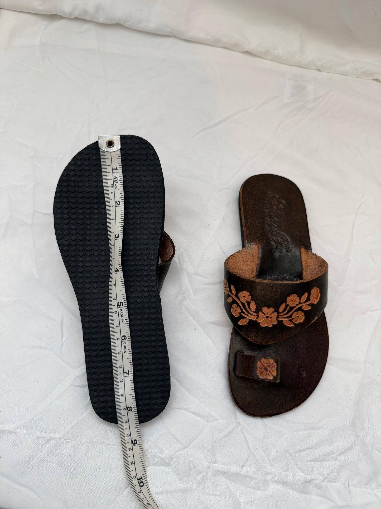 Anay Pe Hand-Tooled Floral Vine Genuine Leather Toe-Ring Sandals — Women's Size 5 — Hecho en México - Descendencia Latina