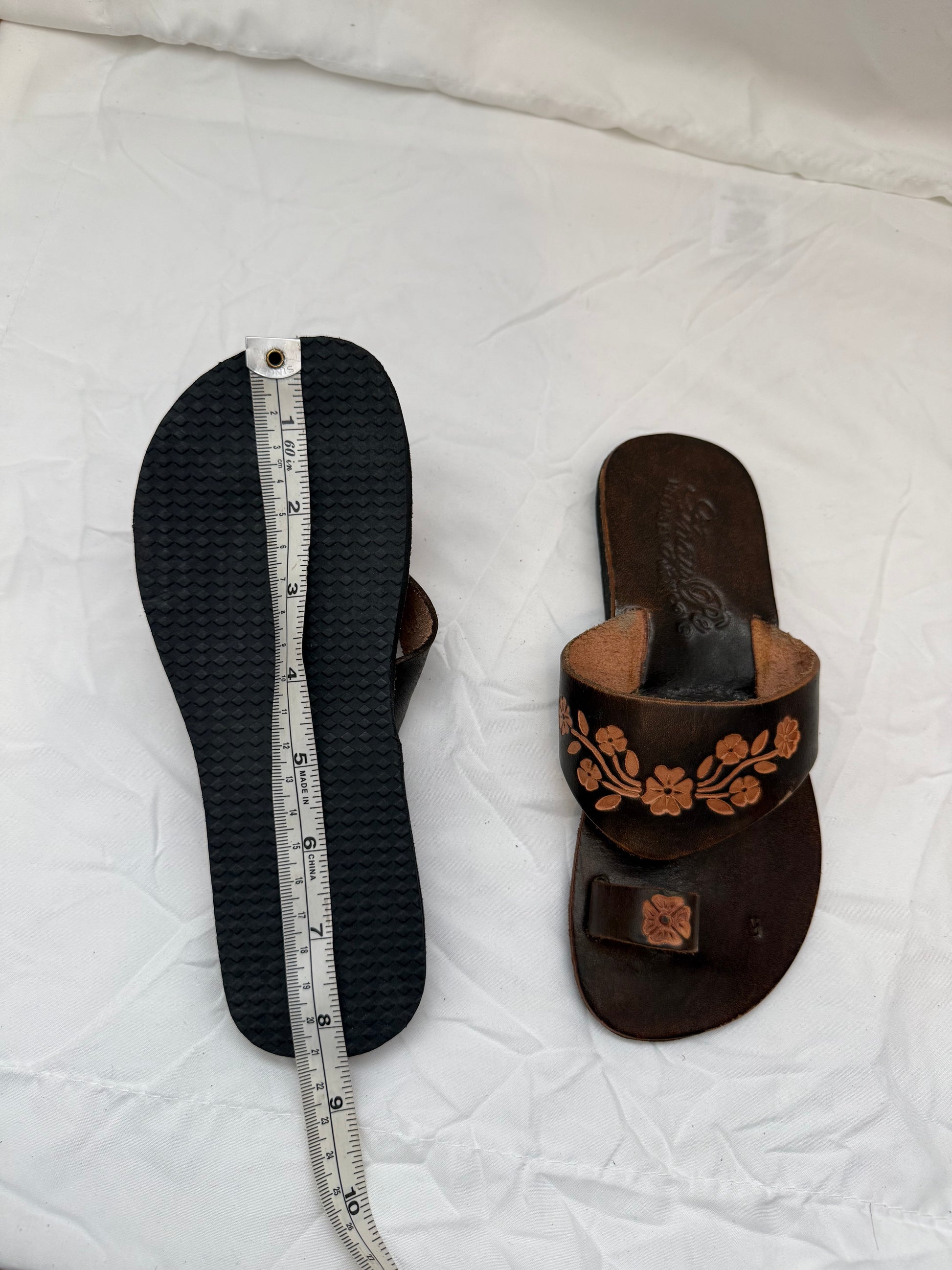 Anay Pe Hand-Tooled Floral Vine Genuine Leather Toe-Ring Sandals — Women's Size 5 — Hecho en México - Descendencia Latina