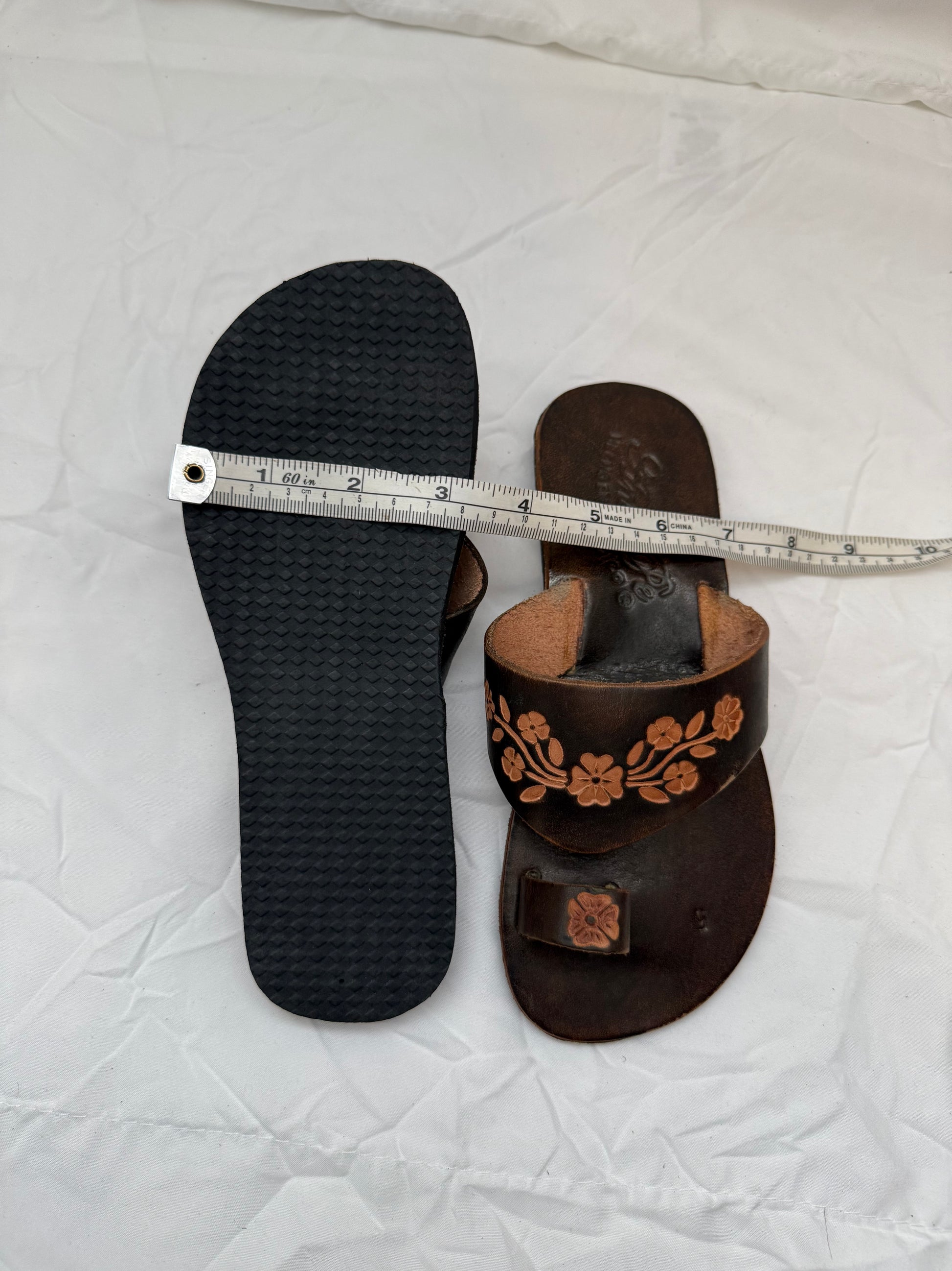 Anay Pe Hand-Tooled Floral Vine Genuine Leather Toe-Ring Sandals — Women's Size 5 — Hecho en México - Descendencia Latina