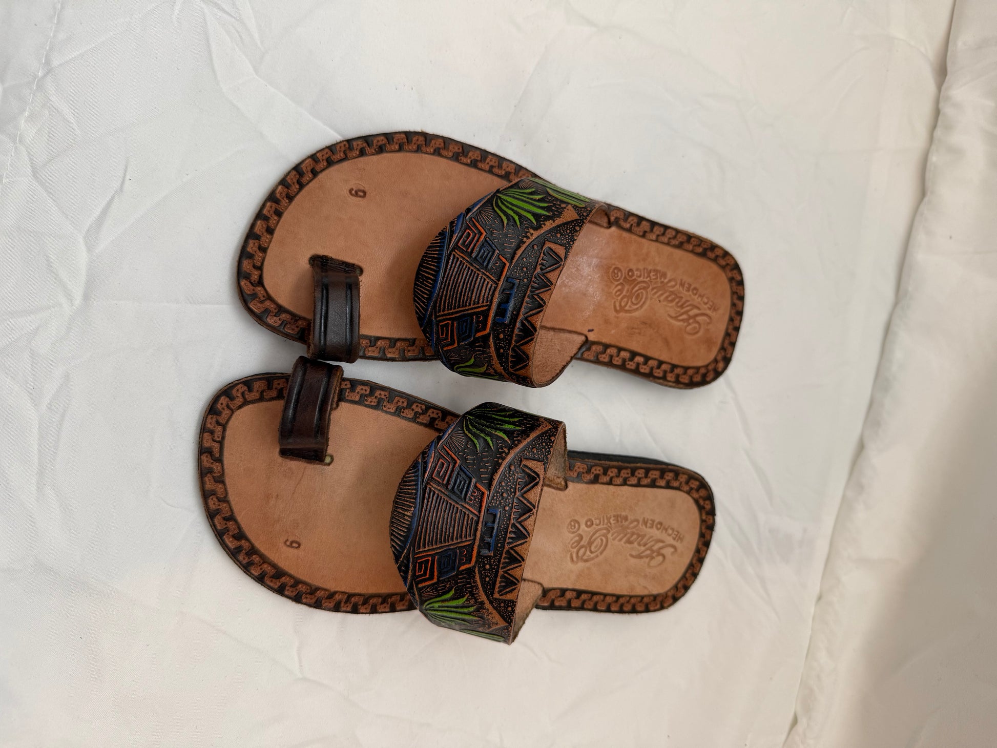 Anay Pe Hand-Tooled Aztec Pyramid Scene Genuine Leather Toe-Ring Sandals — Women's Size 6 — Hecho en México - Descendencia Latina