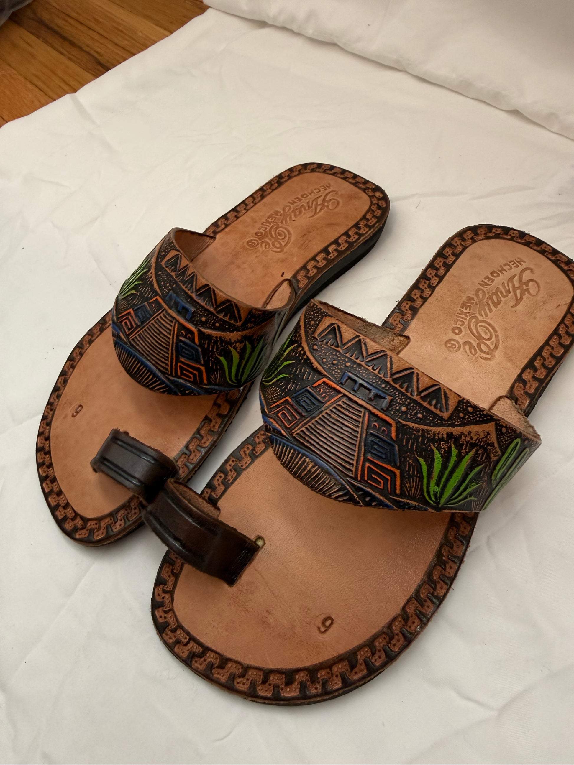 Anay Pe Hand-Tooled Aztec Pyramid Scene Genuine Leather Toe-Ring Sandals — Women's Size 6 — Hecho en México - Descendencia Latina