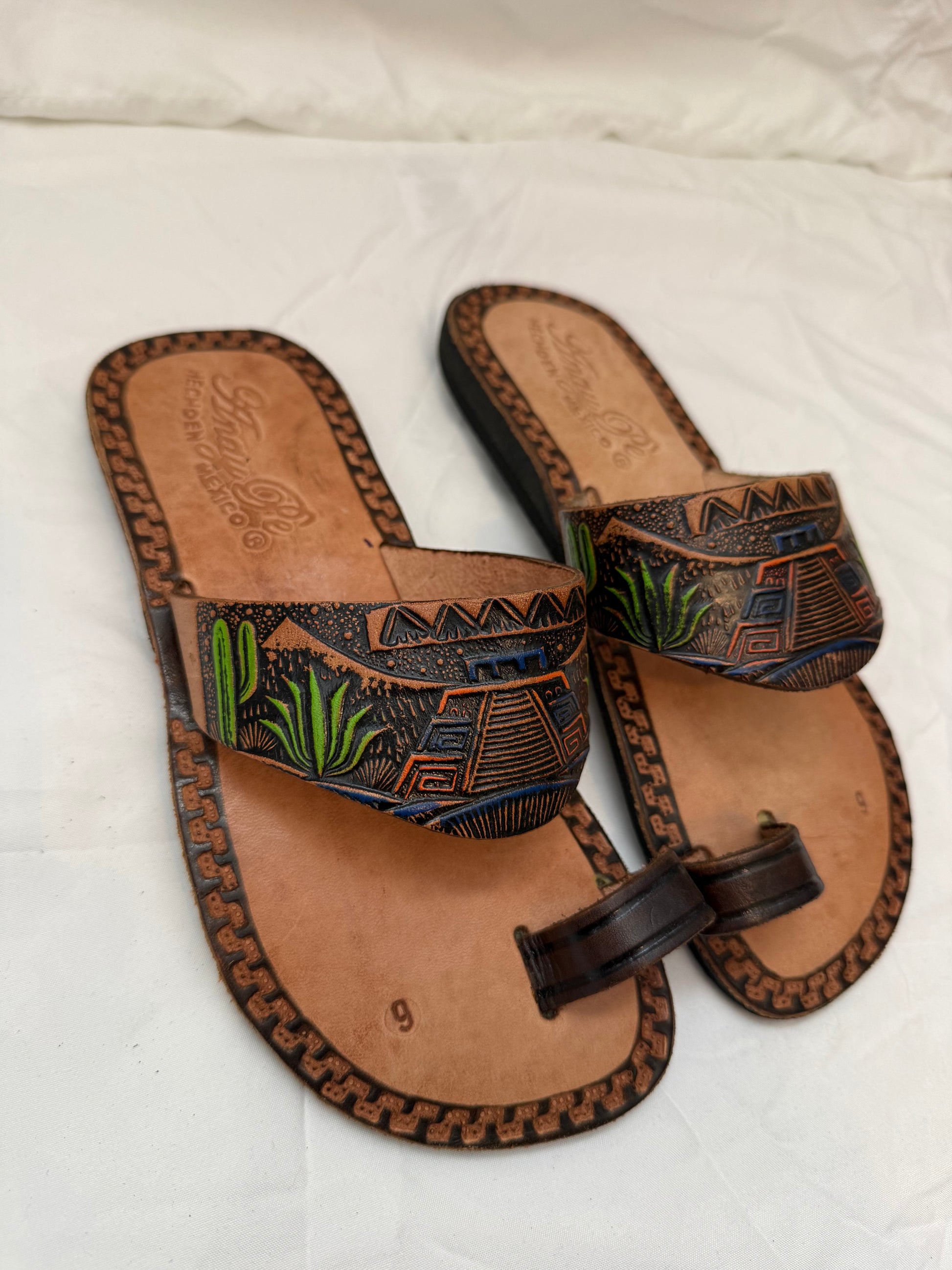 Anay Pe Hand-Tooled Aztec Pyramid Scene Genuine Leather Toe-Ring Sandals — Women's Size 6 — Hecho en México - Descendencia Latina