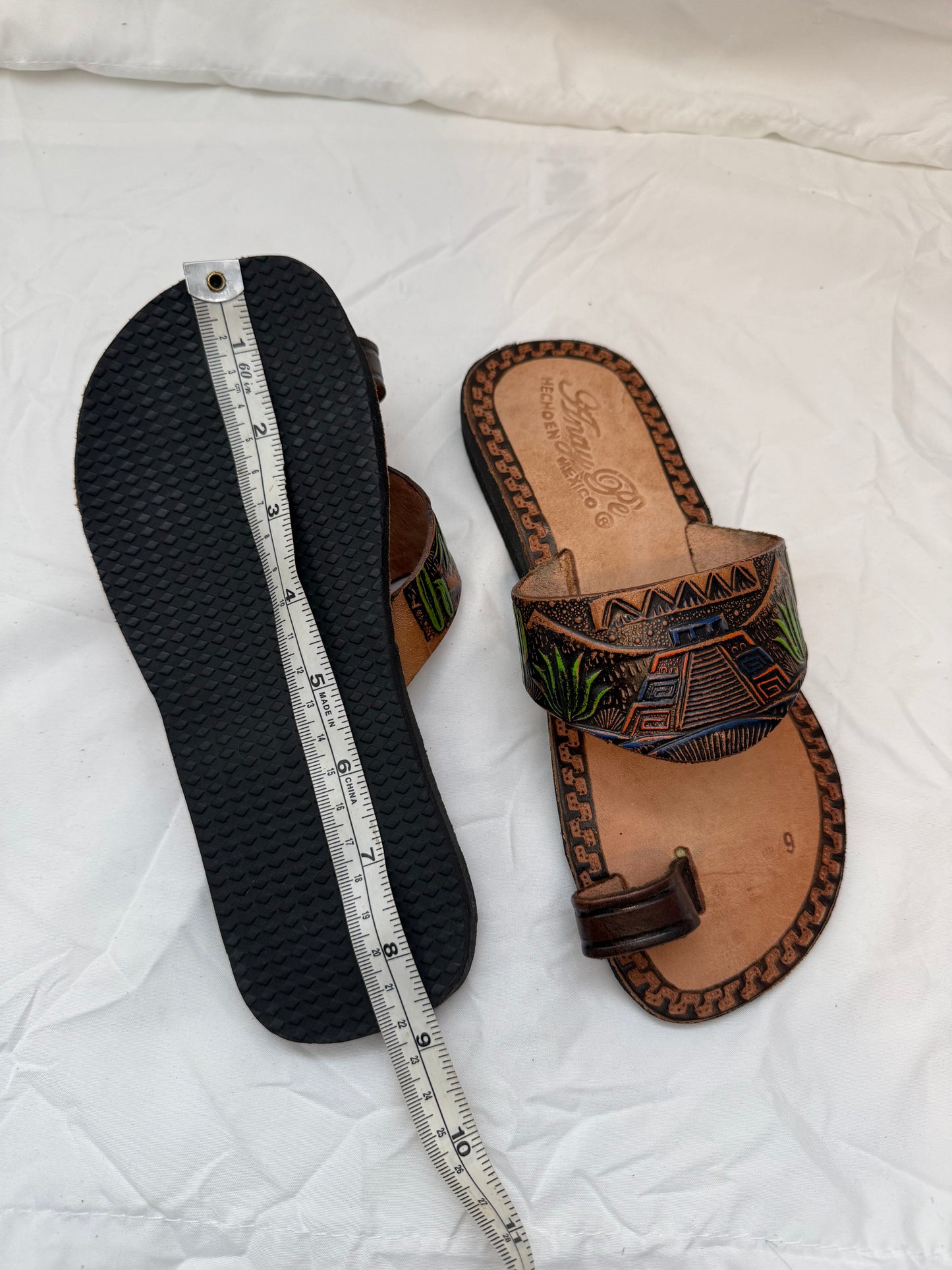 Anay Pe Hand-Tooled Aztec Pyramid Scene Genuine Leather Toe-Ring Sandals — Women's Size 6 — Hecho en México - Descendencia Latina