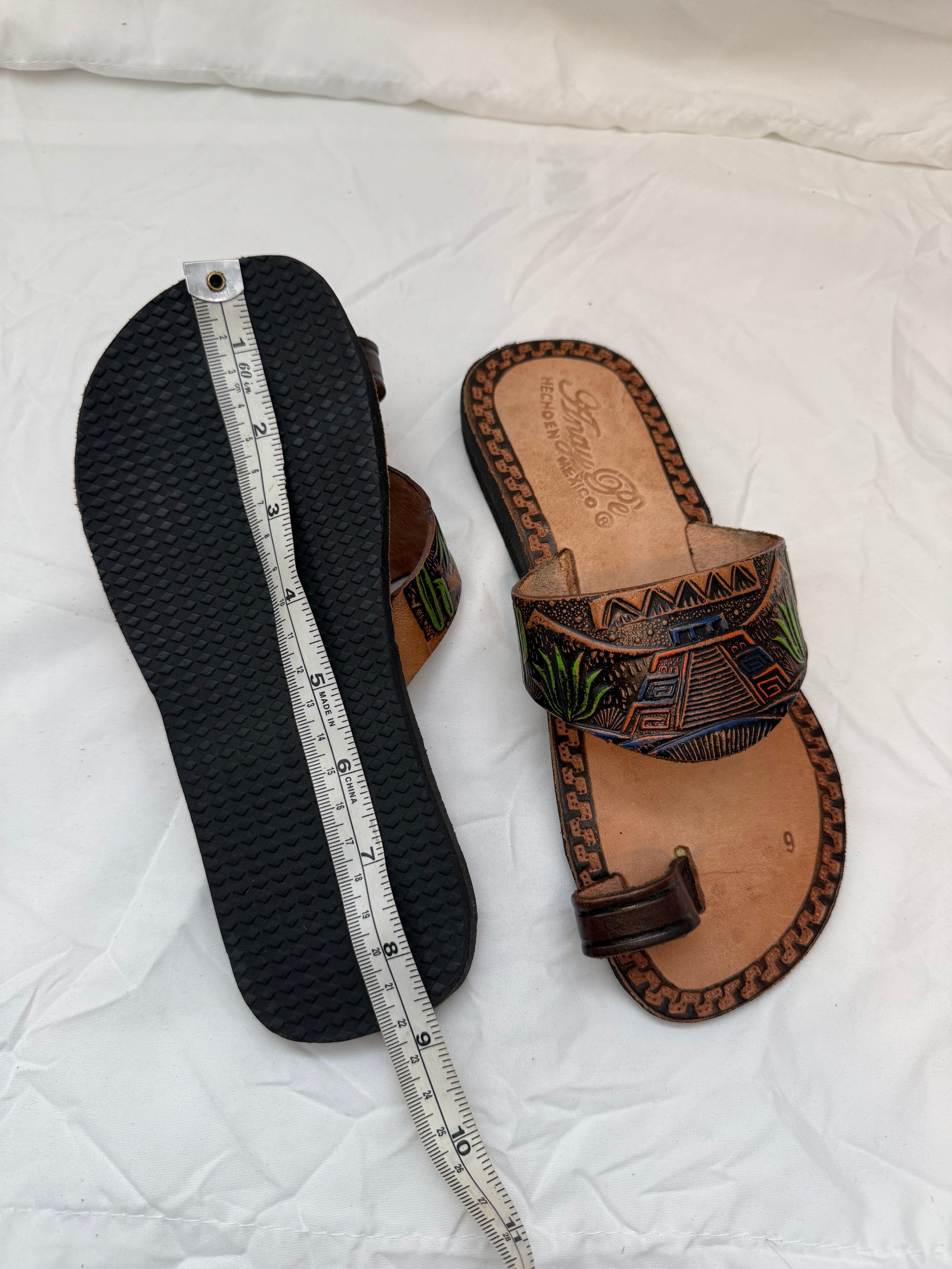 Anay Pe Hand-Tooled Aztec Pyramid Scene Genuine Leather Toe-Ring Sandals — Women's Size 6 — Hecho en México - Descendencia Latina