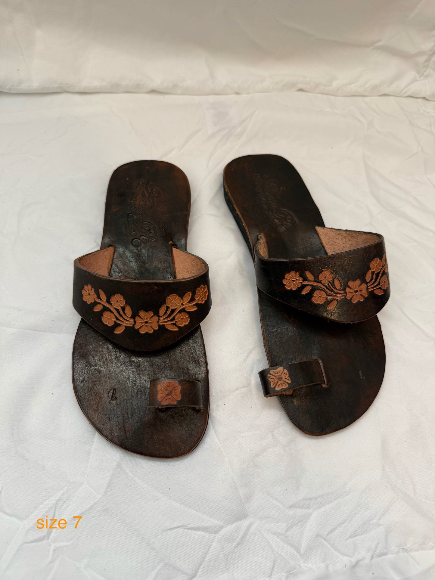 Anay Pe Hand-Tooled Floral Vine Genuine Leather Toe-Ring Sandals — Women's Size 5 — Hecho en México - Descendencia Latina