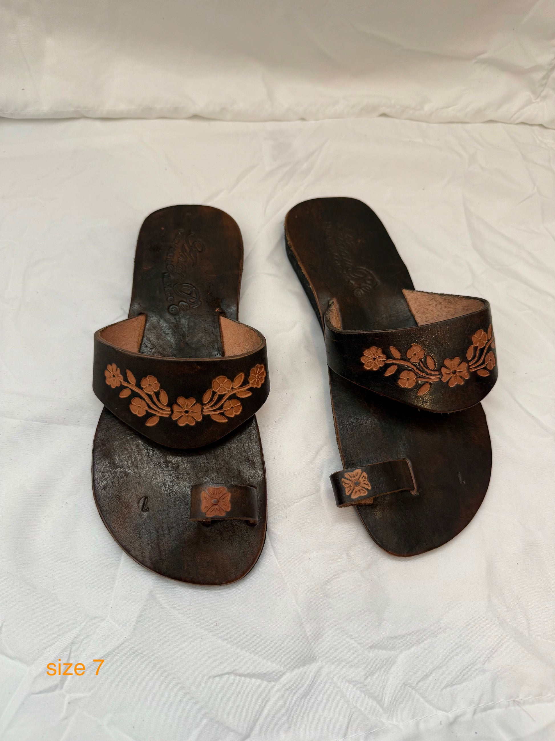 Anay Pe Hand-Tooled Floral Vine Genuine Leather Toe-Ring Sandals — Women's Size 5 — Hecho en México - Descendencia Latina